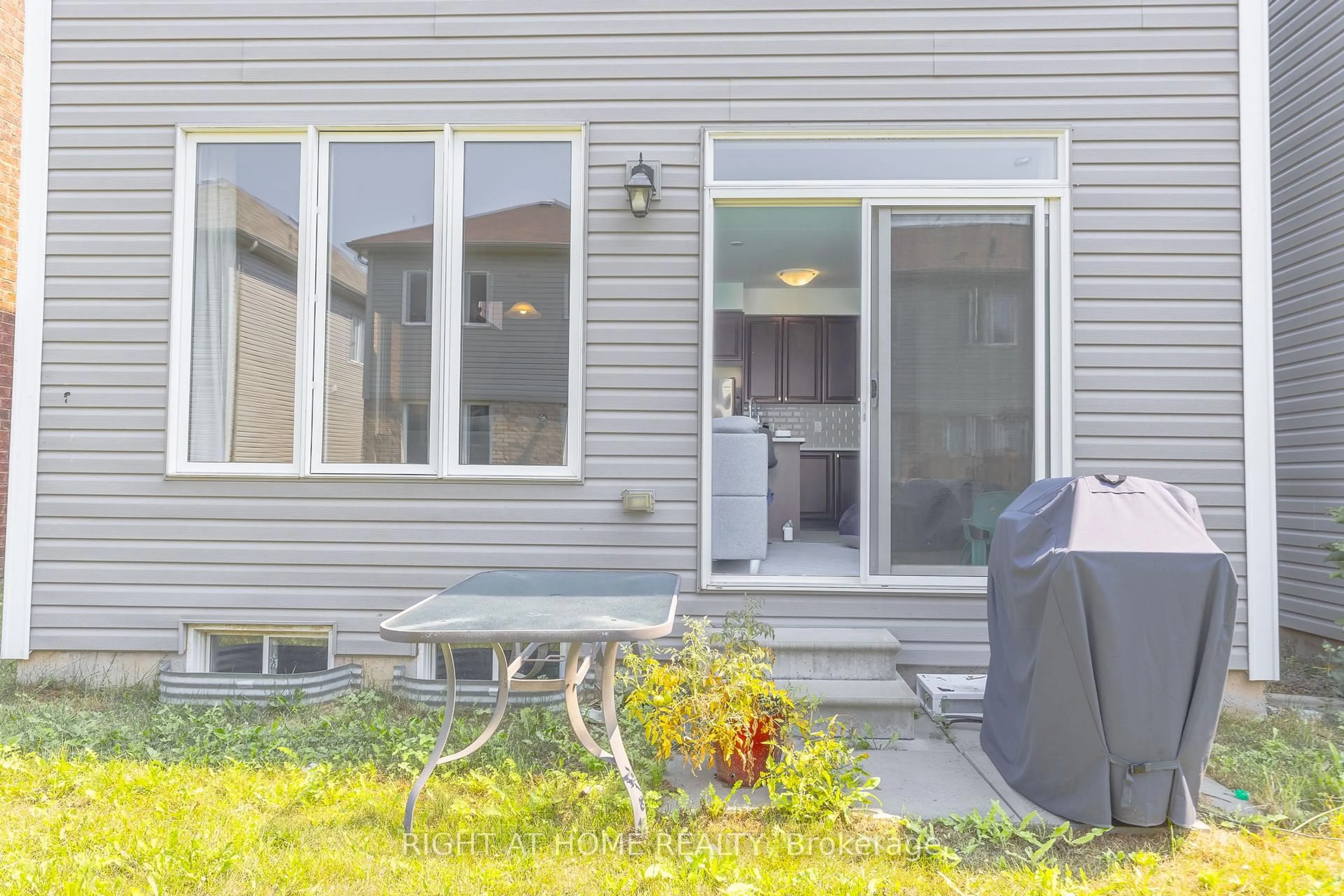 Patio, street for 7648 Hackberry Tr, Niagara Falls Ontario L2H 3R5