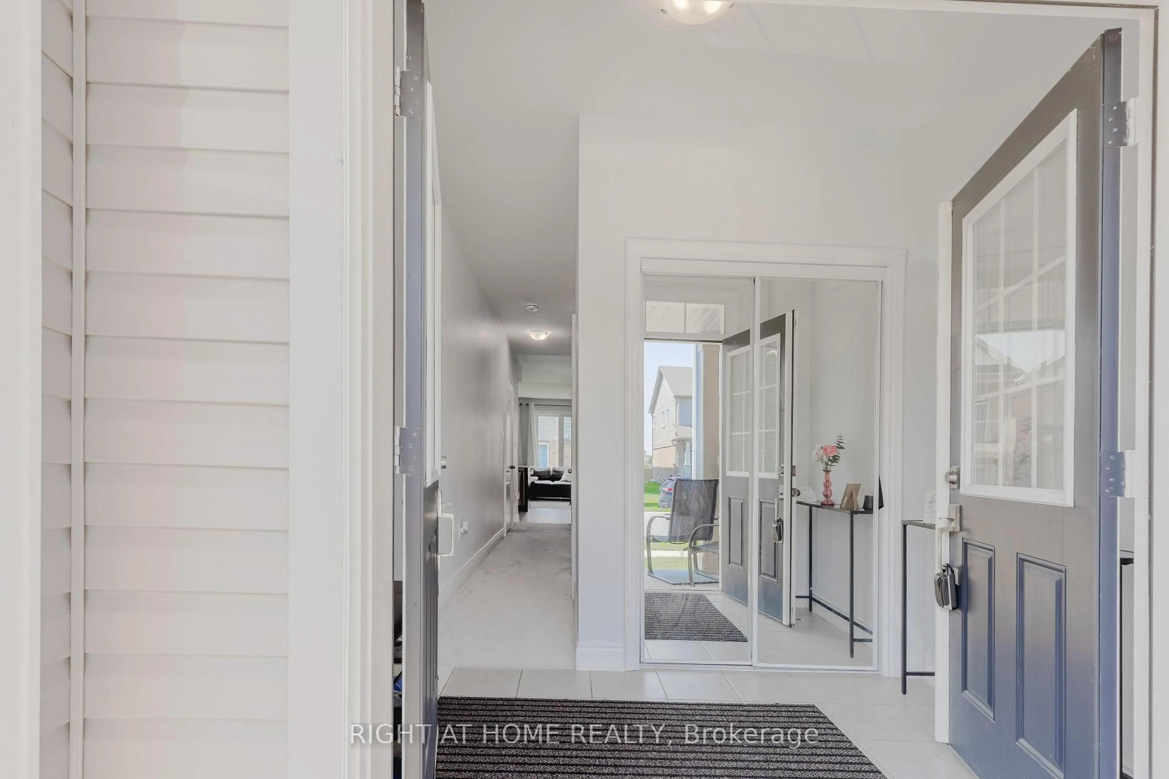 Indoor entryway for 7648 Hackberry Tr, Niagara Falls Ontario L2H 3R5