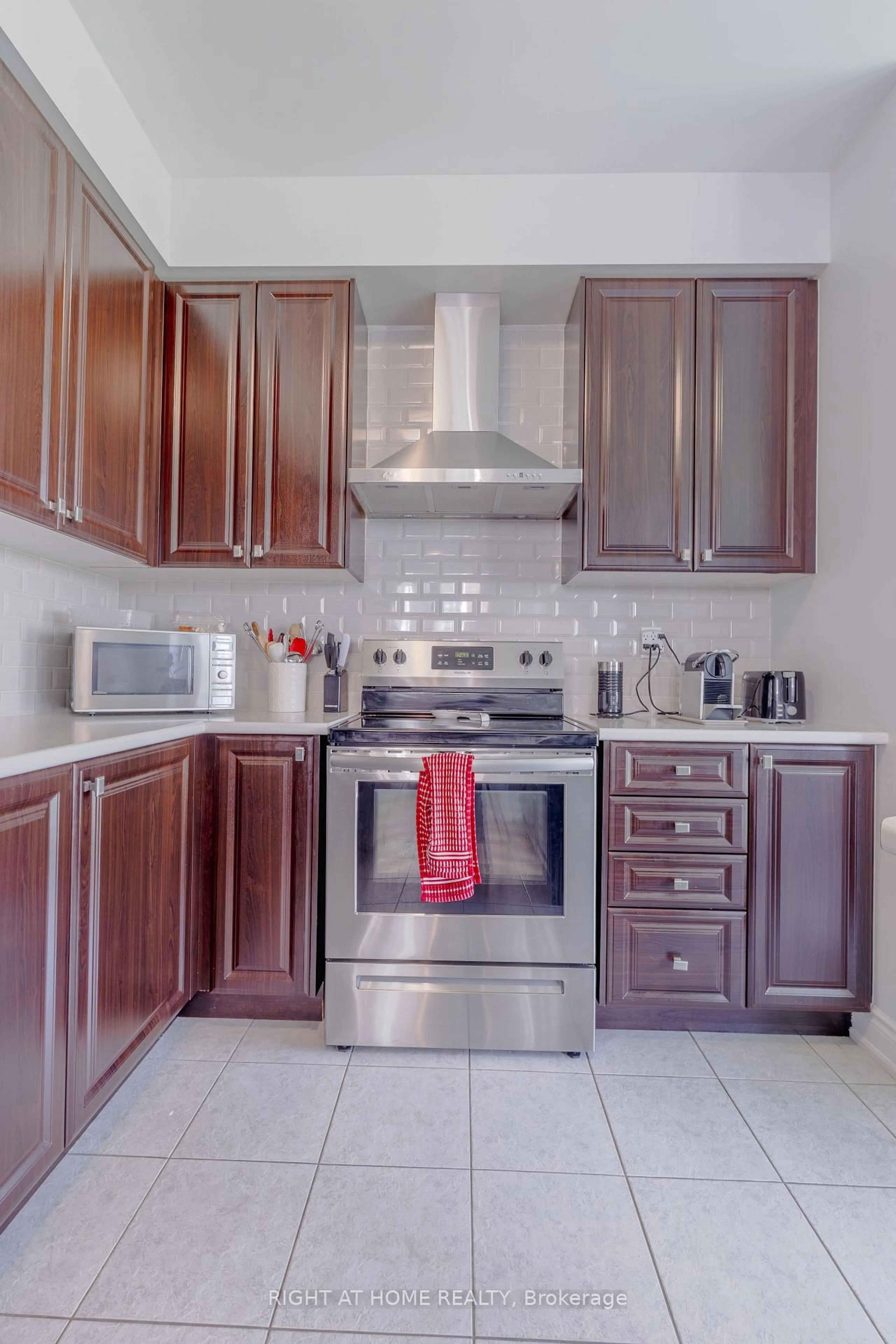 Standard kitchen, ceramic/tile floor for 7648 Hackberry Tr, Niagara Falls Ontario L2H 3R5