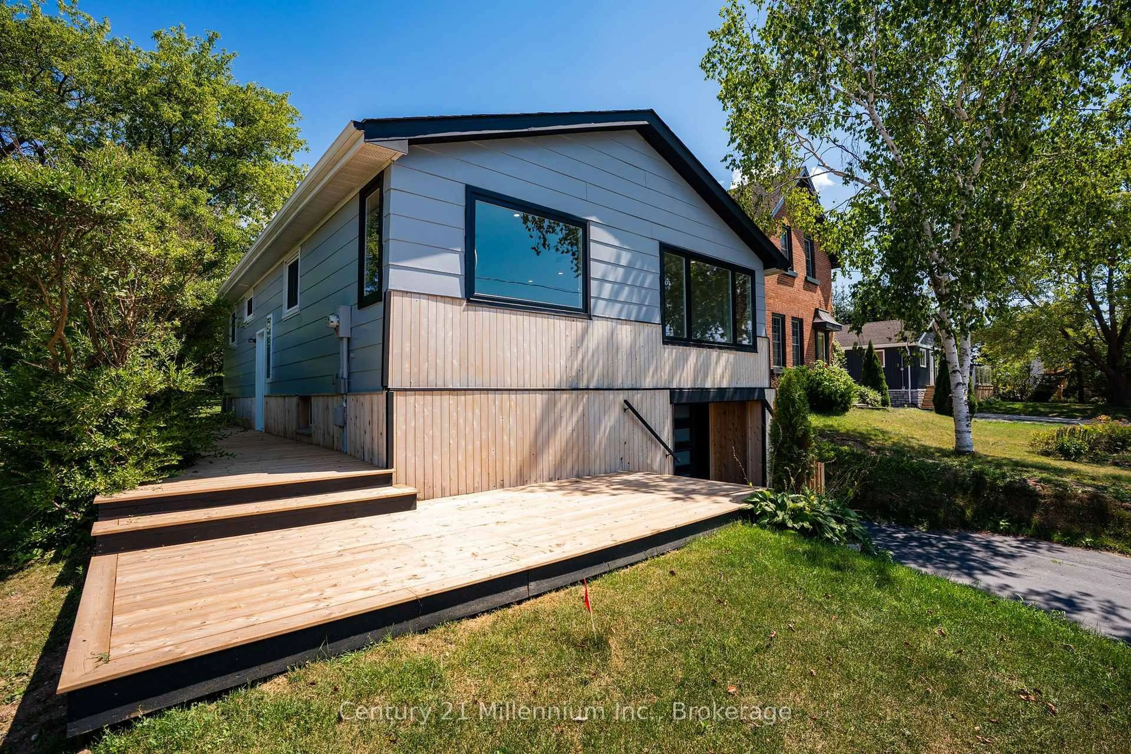 Home with vinyl exterior material, street for 873 9th Ave, Owen Sound Ontario N4K 3E8