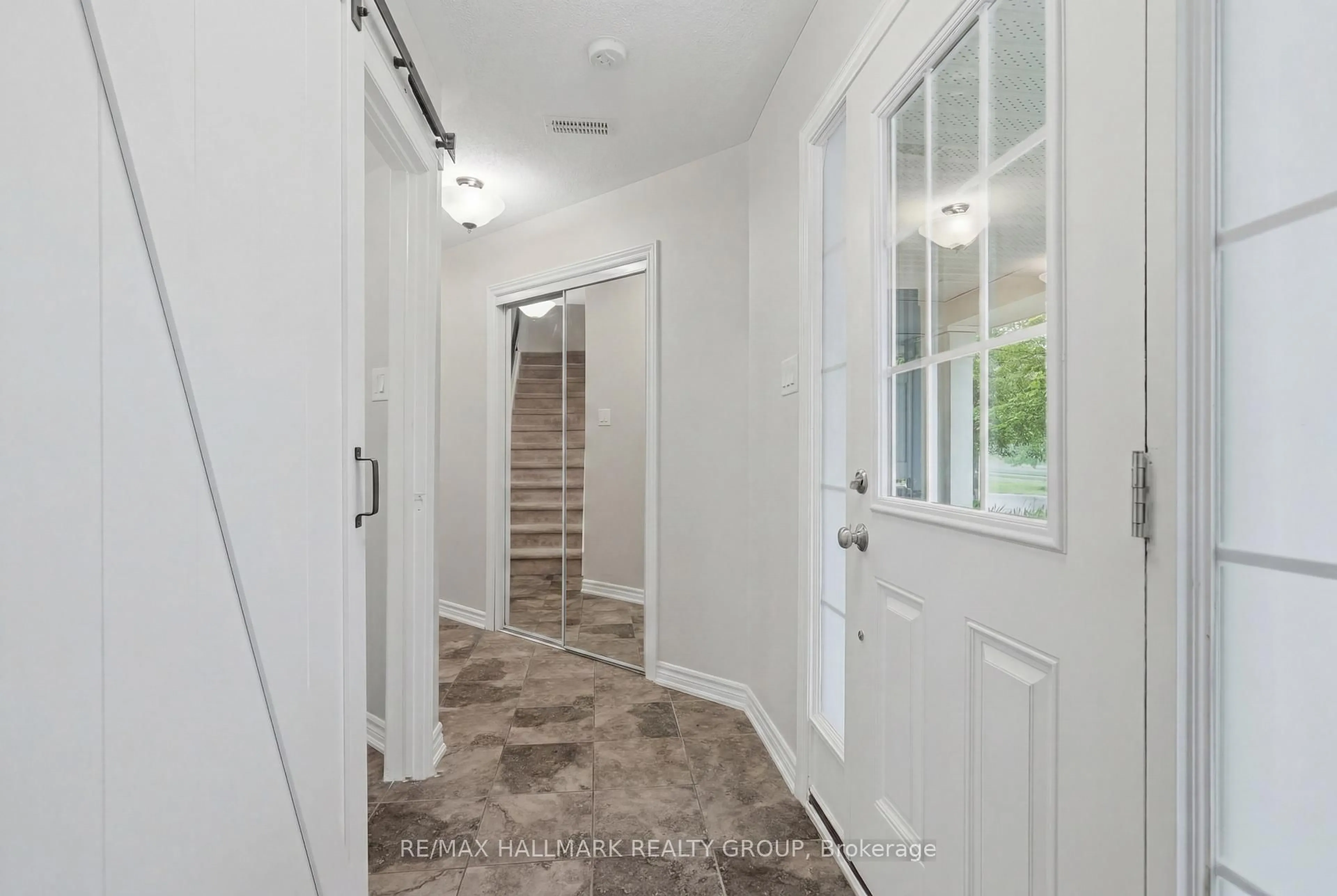 Indoor entryway for 588 Foxlight Circ, Ottawa Ontario K2M 0L9