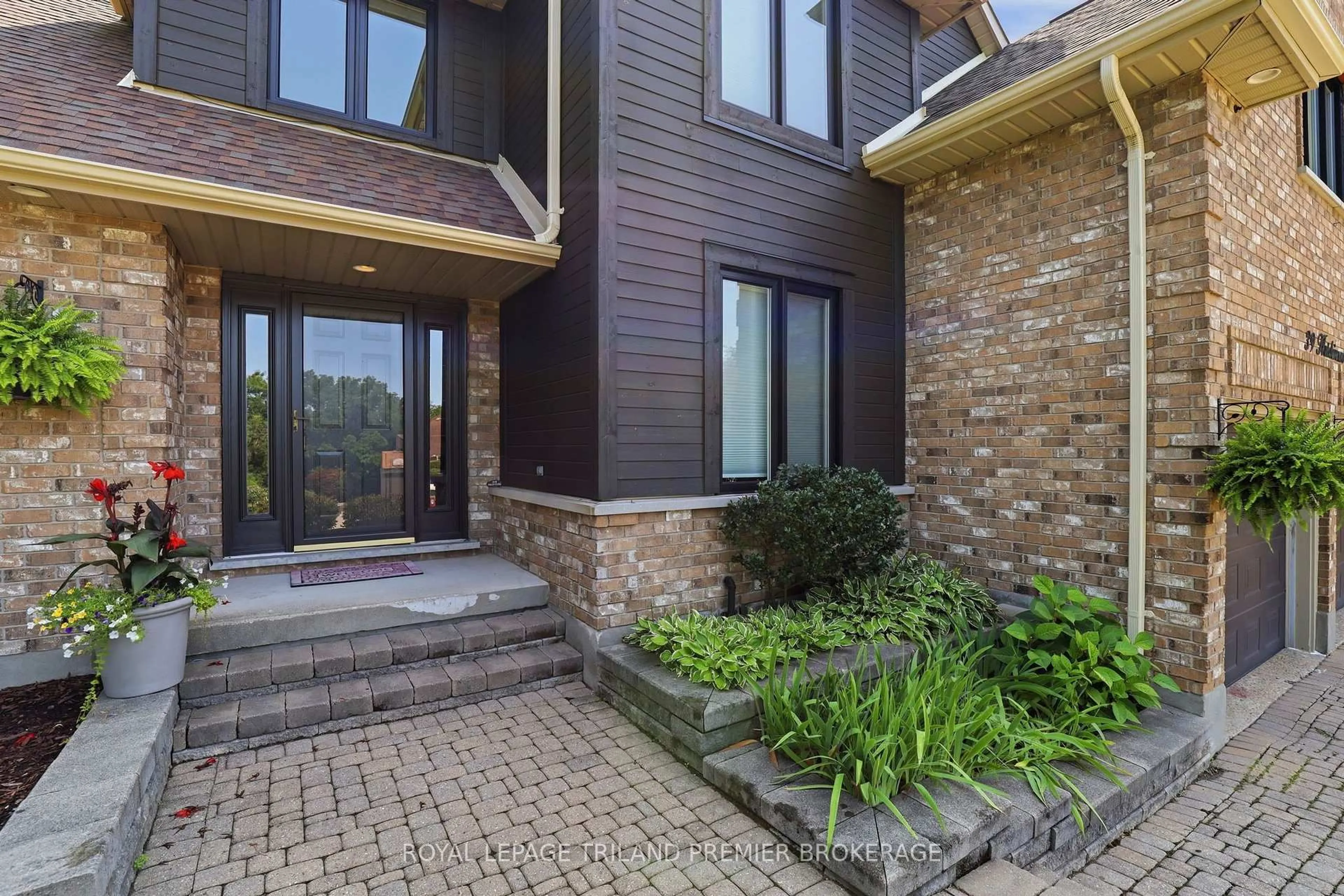 Home with brick exterior material, street for 39 Hutchinson Pl, Woodstock Ontario N4S 8V9