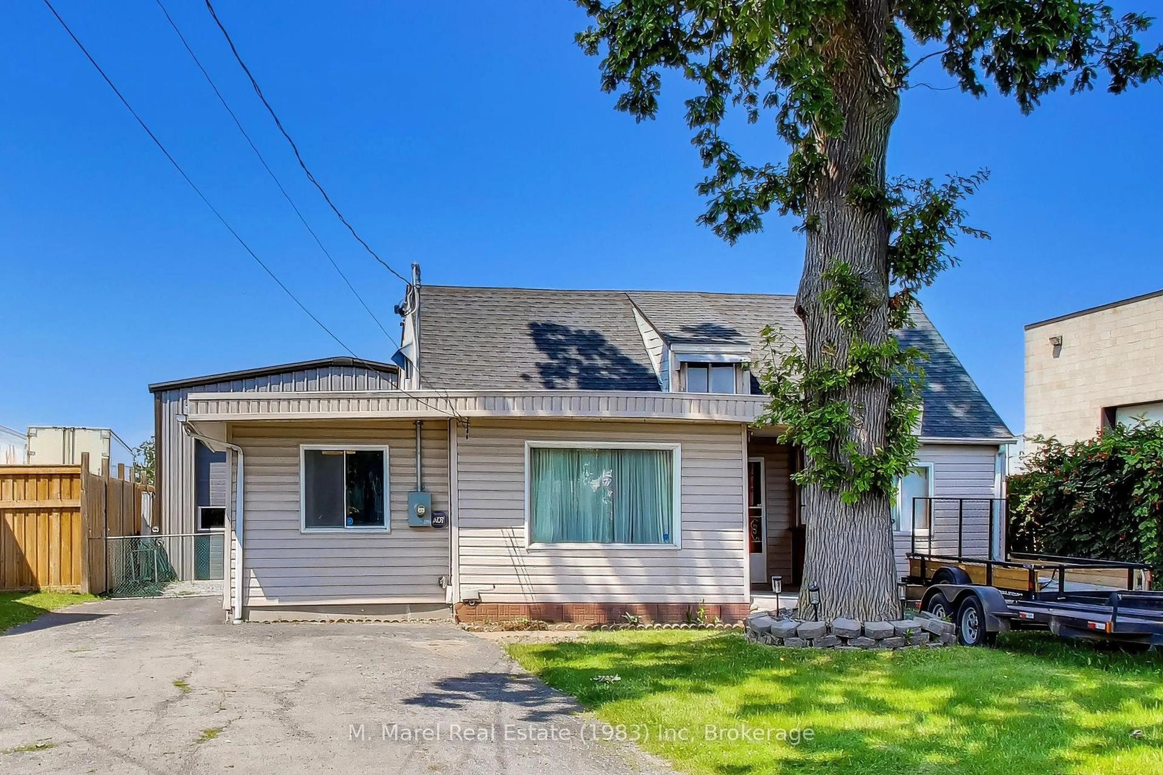 Home with vinyl exterior material, street for 327 Dewitt Rd, Hamilton Ontario L8E 2T1
