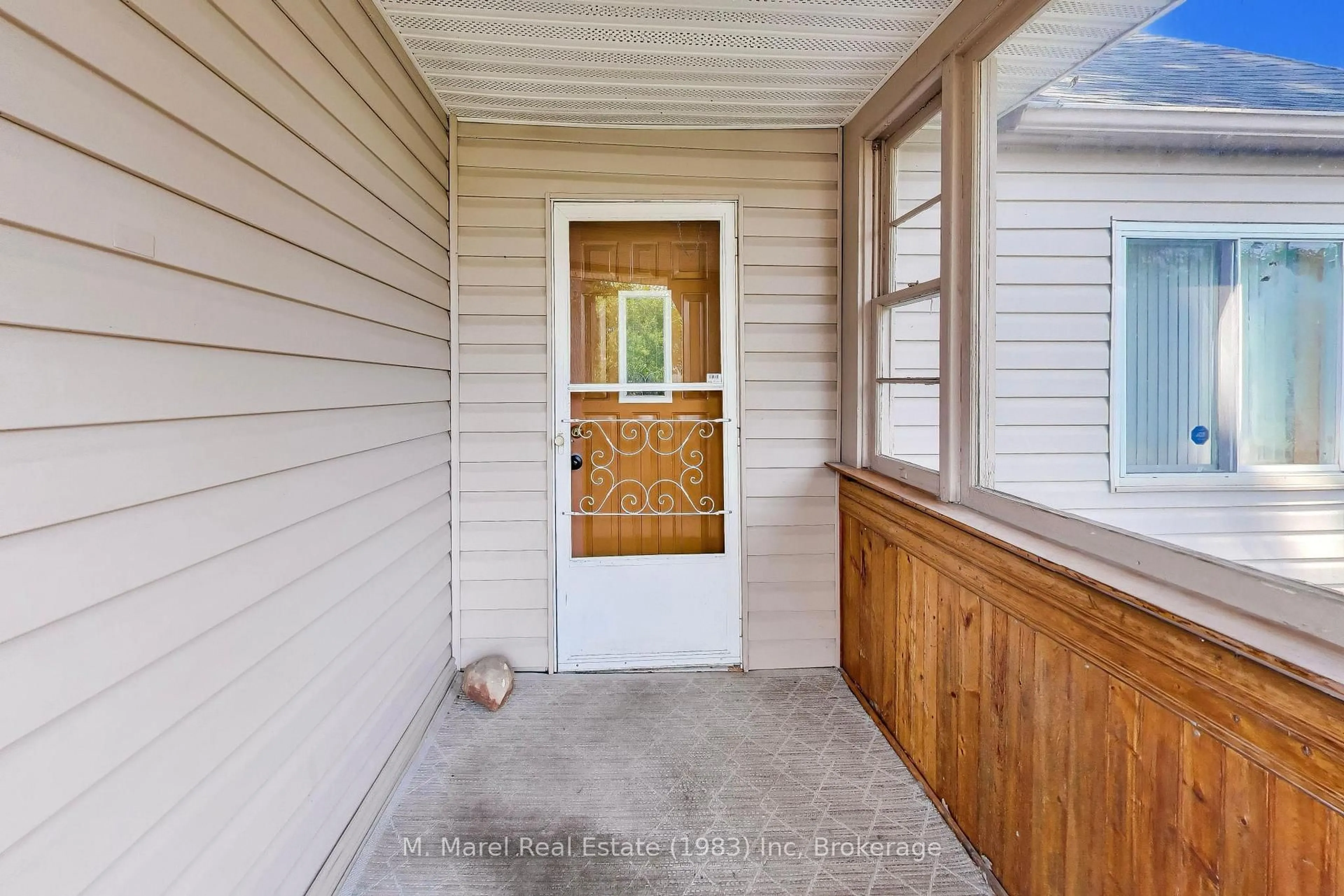 Indoor entryway for 327 Dewitt Rd, Hamilton Ontario L8E 2T1