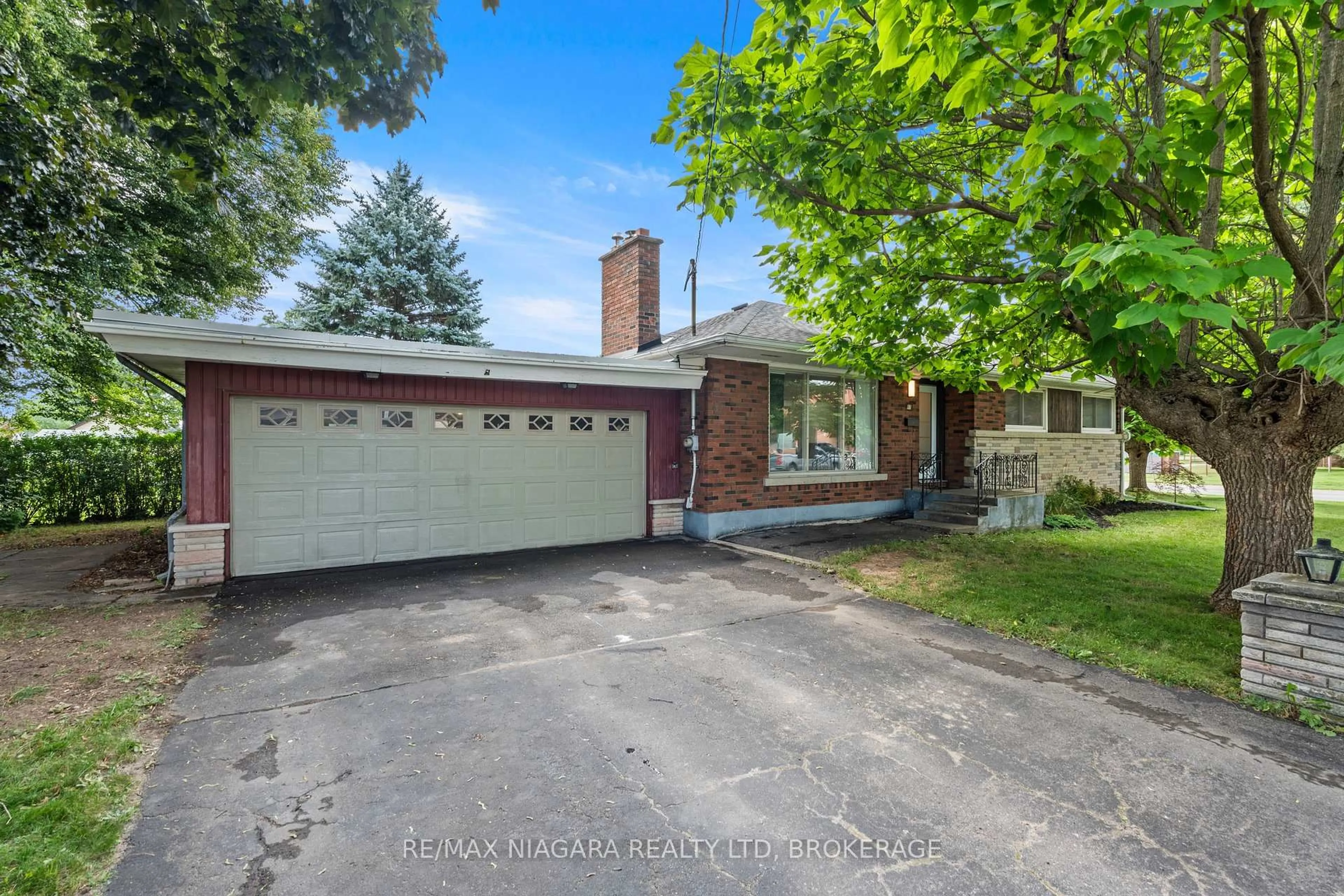 A pic from outside/outdoor area/front of a property/back of a property/a pic from drone, street for 67 MAPLE PARK Dr, Welland Ontario L3C 3X8