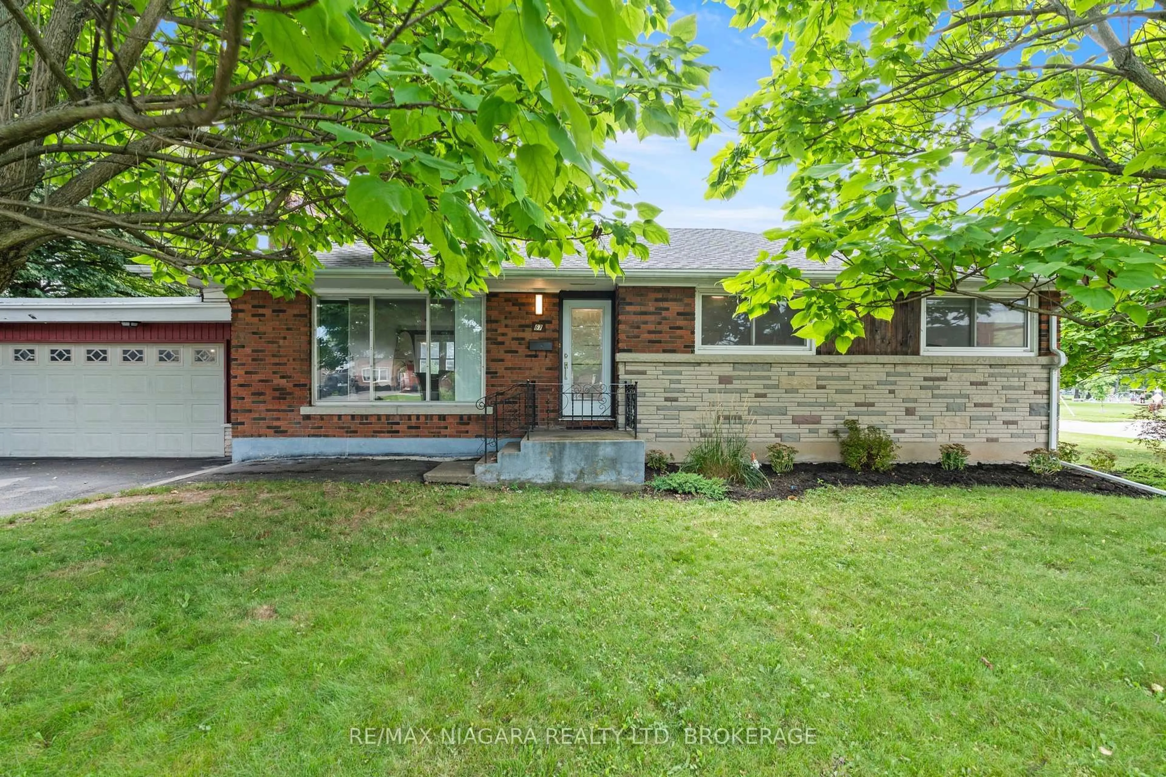 Home with brick exterior material, street for 67 MAPLE PARK Dr, Welland Ontario L3C 3X8