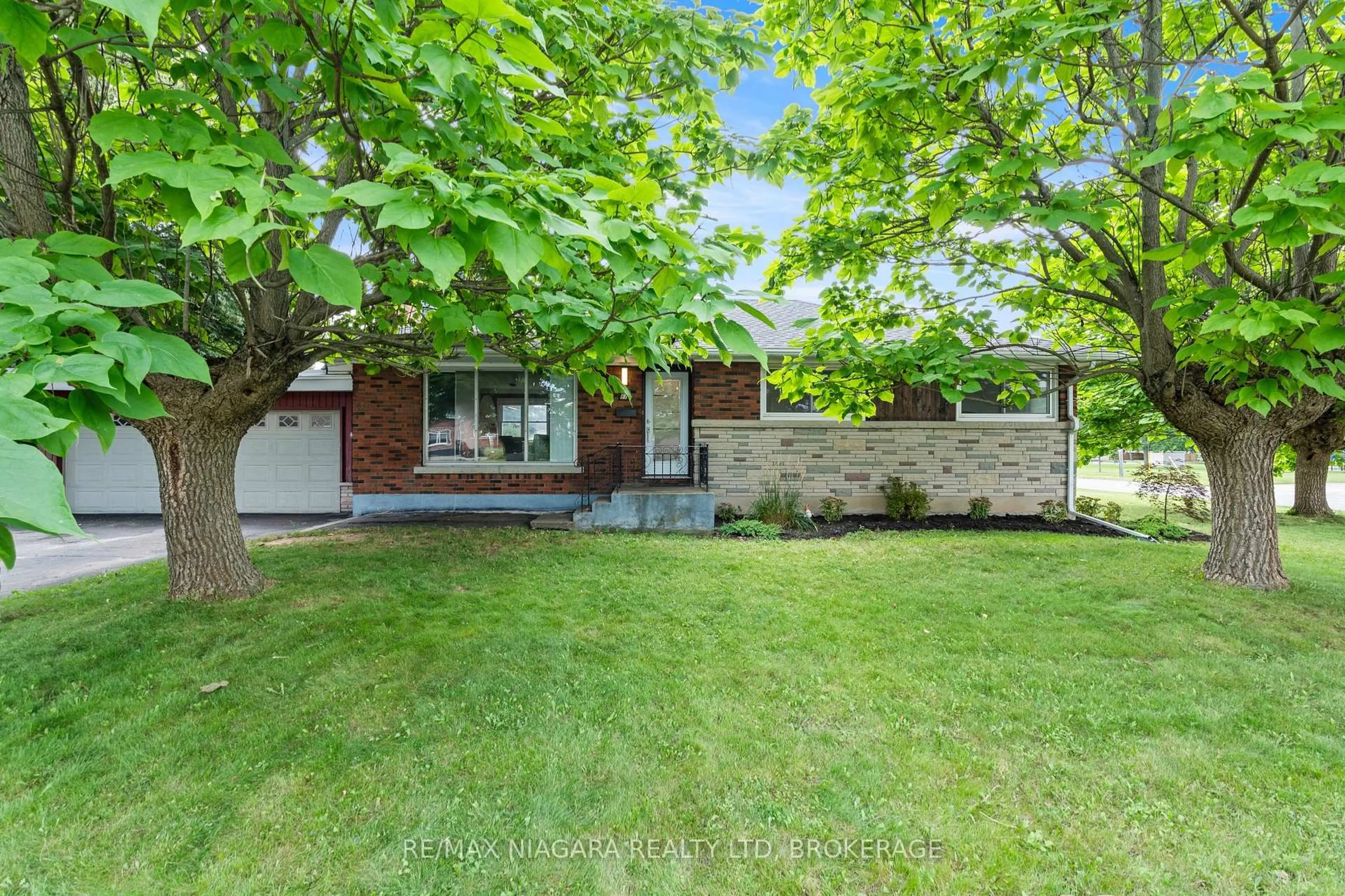 Home with brick exterior material, street for 67 MAPLE PARK Dr, Welland Ontario L3C 3X8