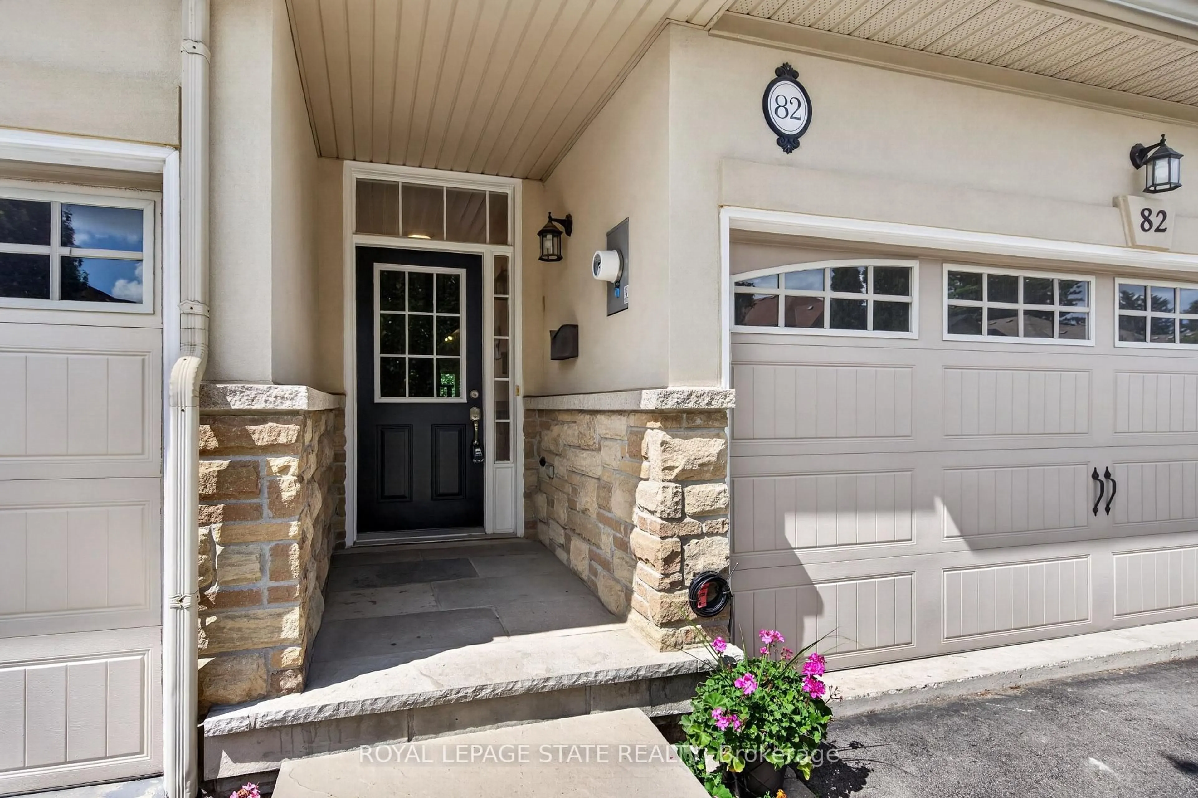 Indoor entryway for 82 Maplevale Dr, Hamilton Ontario L9G 0C5