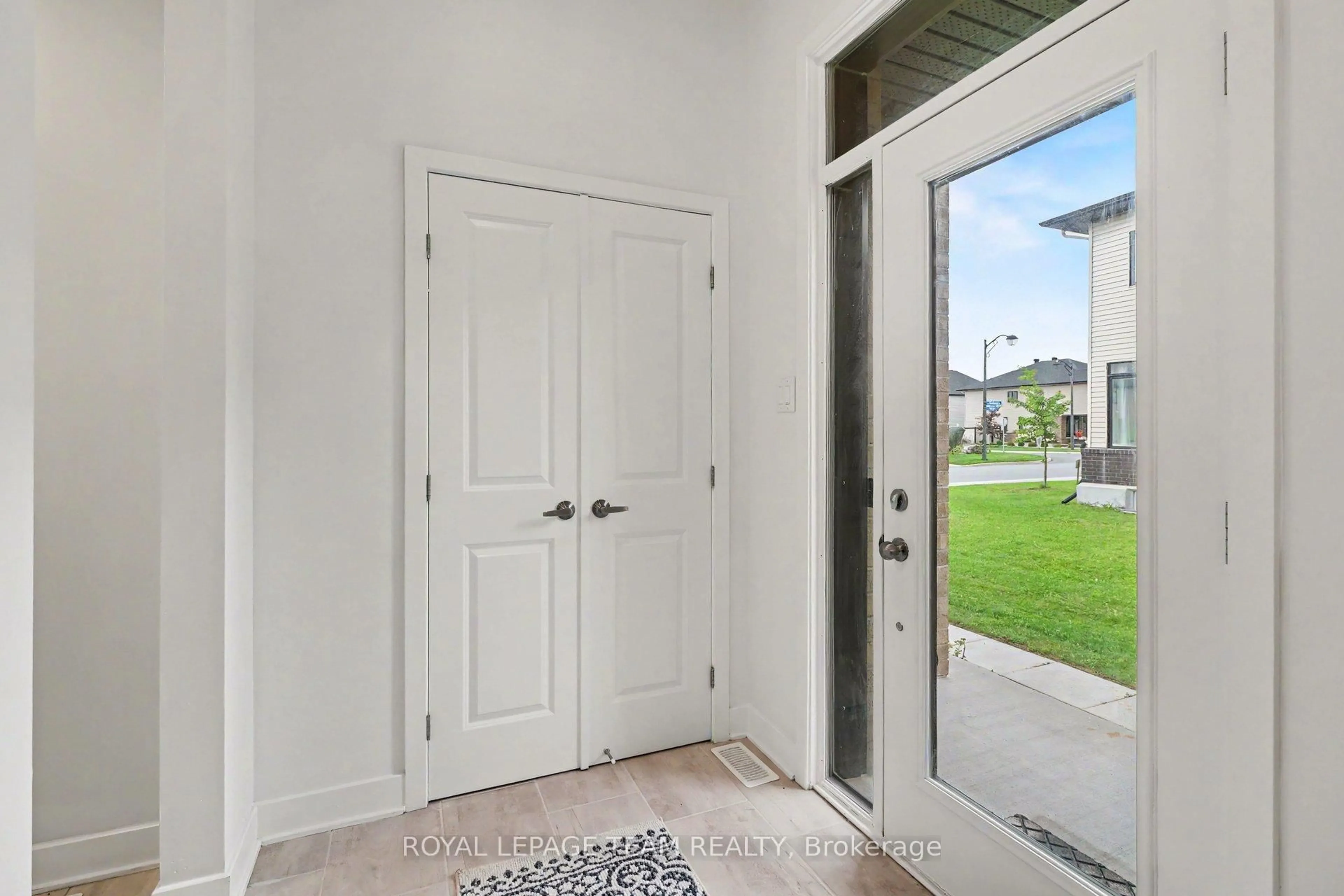 Indoor entryway for 590 Triangle St, Ottawa Ontario K2V 0M1
