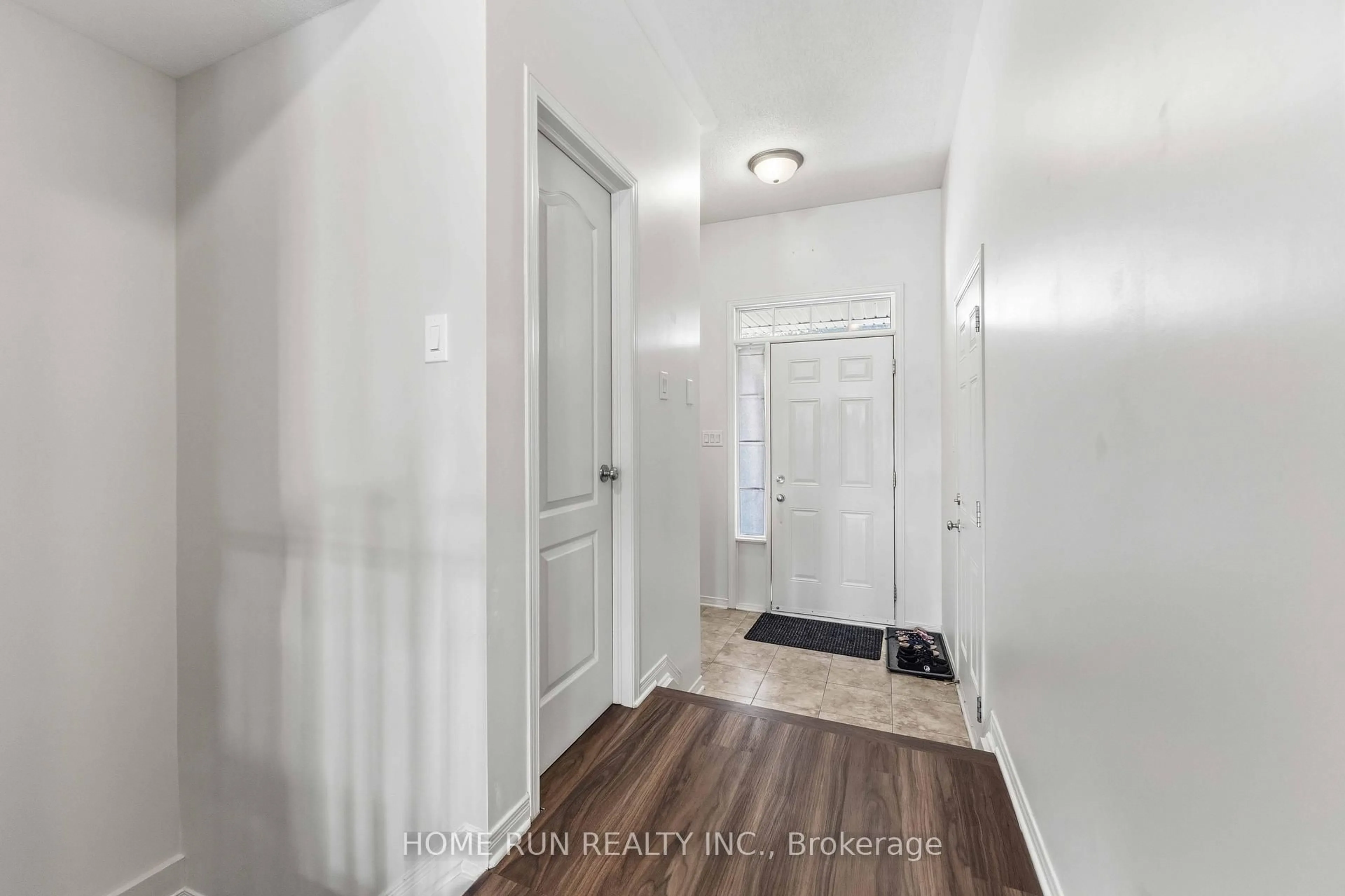 Indoor entryway for 230 Badgeley Ave, Ottawa Ontario K2T 0A4