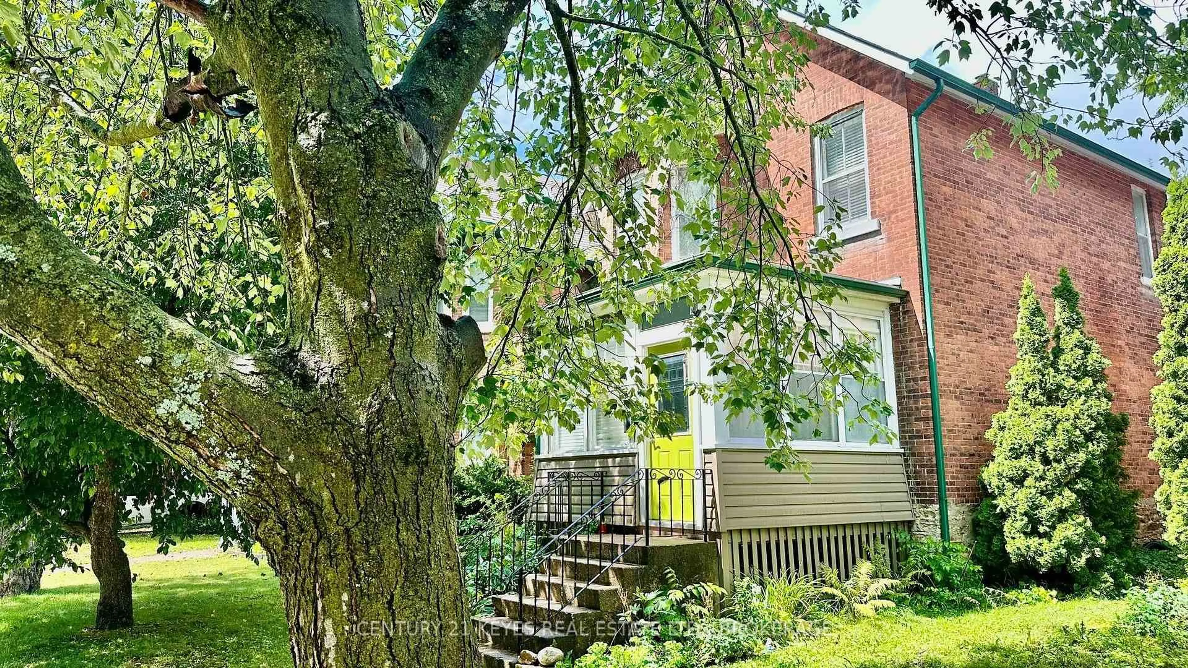 Unknown for 216 Brock St, Gananoque Ontario K7G 1K4