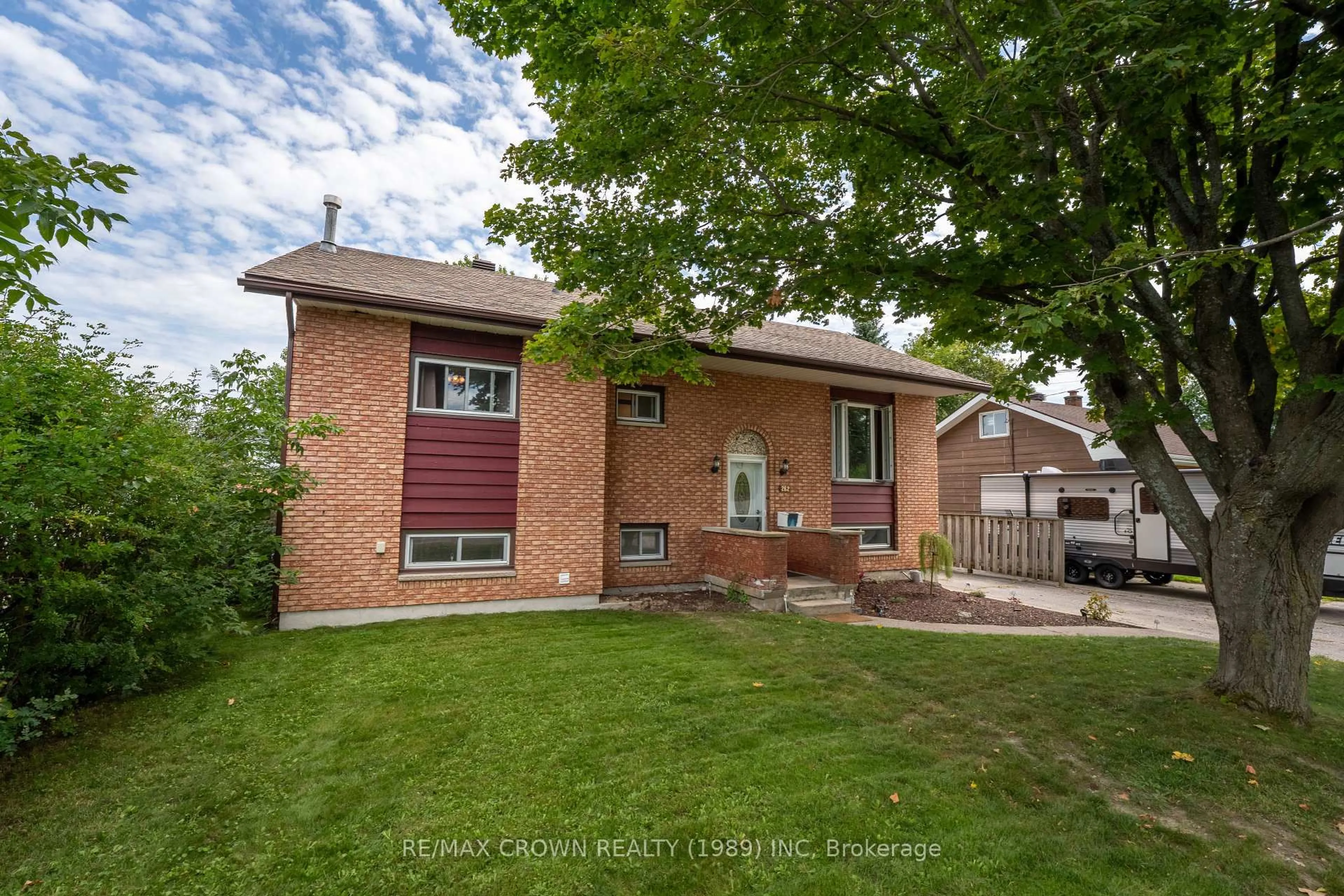 Home with brick exterior material, street for 262 Lee Ave, North Bay Ontario P1A 2K8