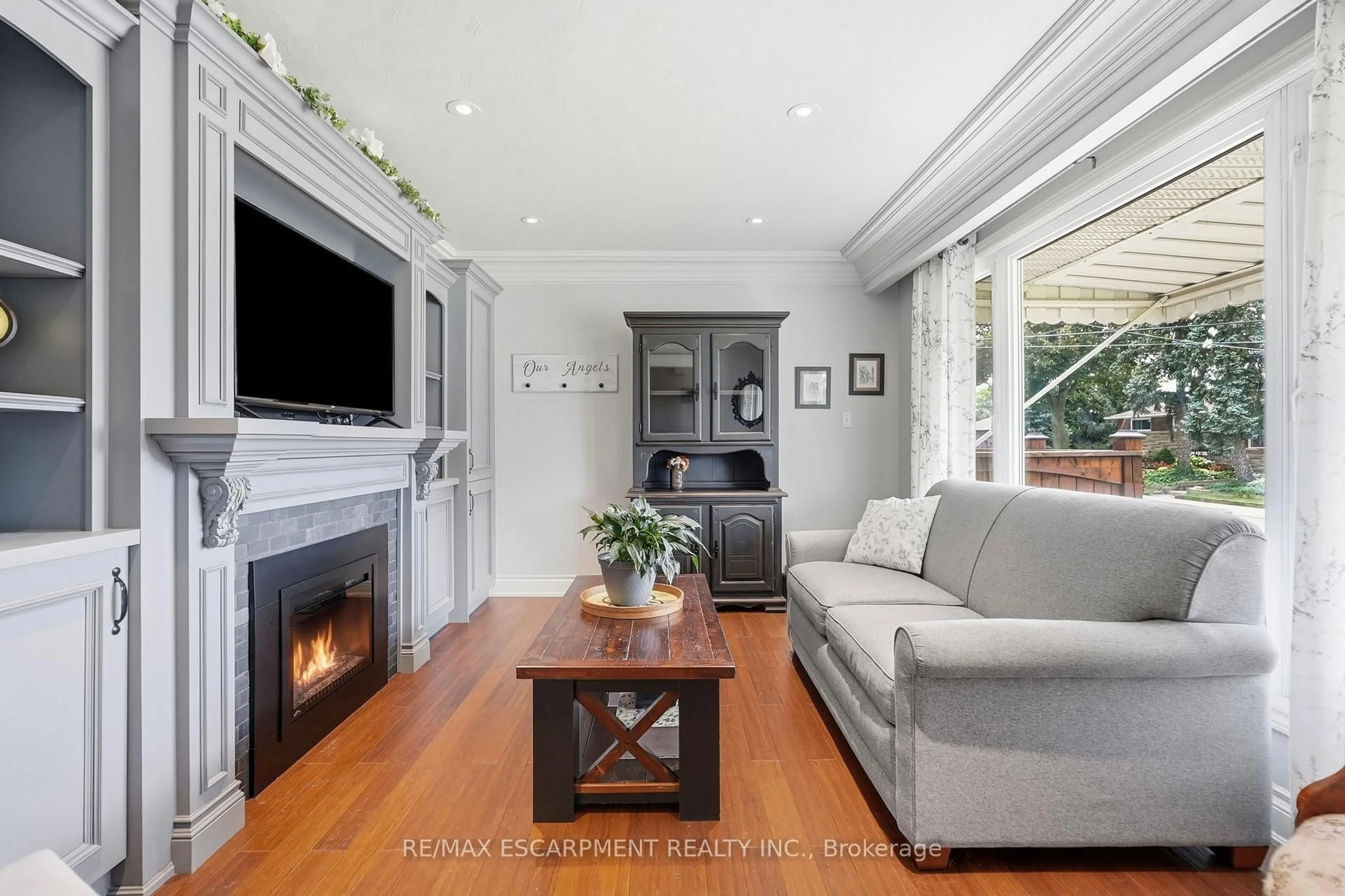 Living room with furniture, wood/laminate floor for 3 Mitchell Ave, Hamilton Ontario L9A 1W1