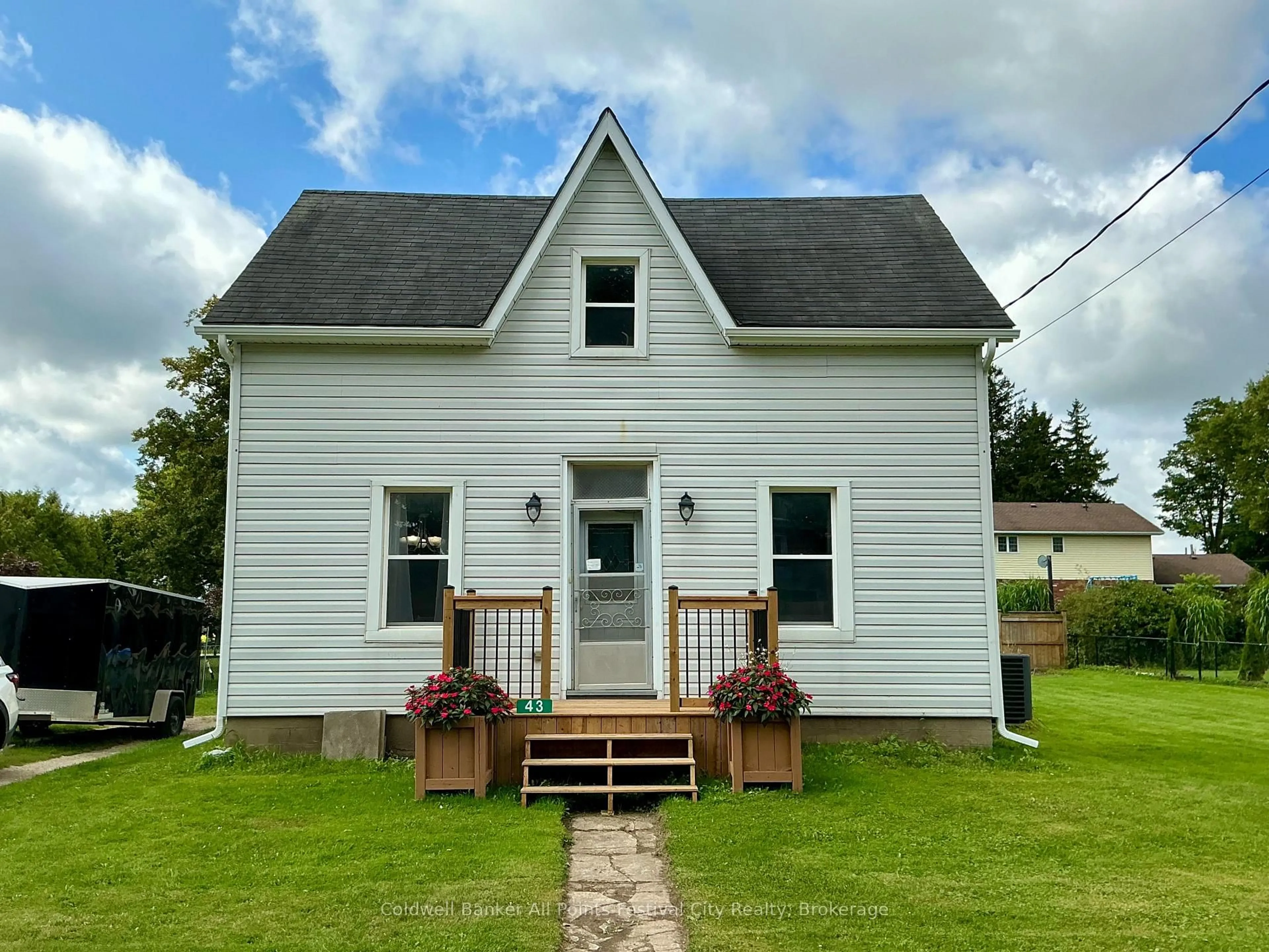 Home with vinyl exterior material, building for 43 Maddison St, West Perth Ontario N0K 1P0