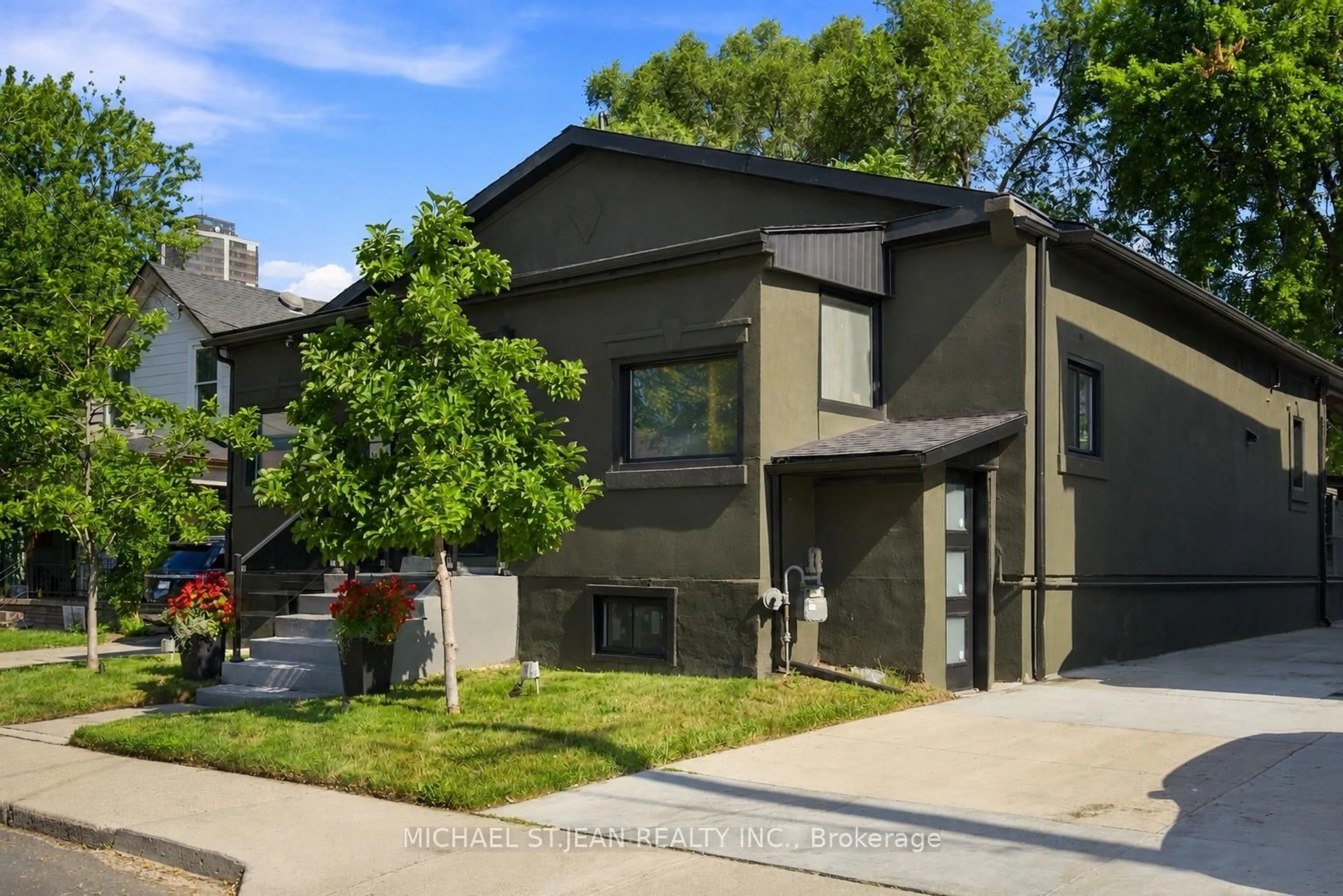 Home with vinyl exterior material, street for 19 Grove St, Hamilton Ontario L8N 1P4