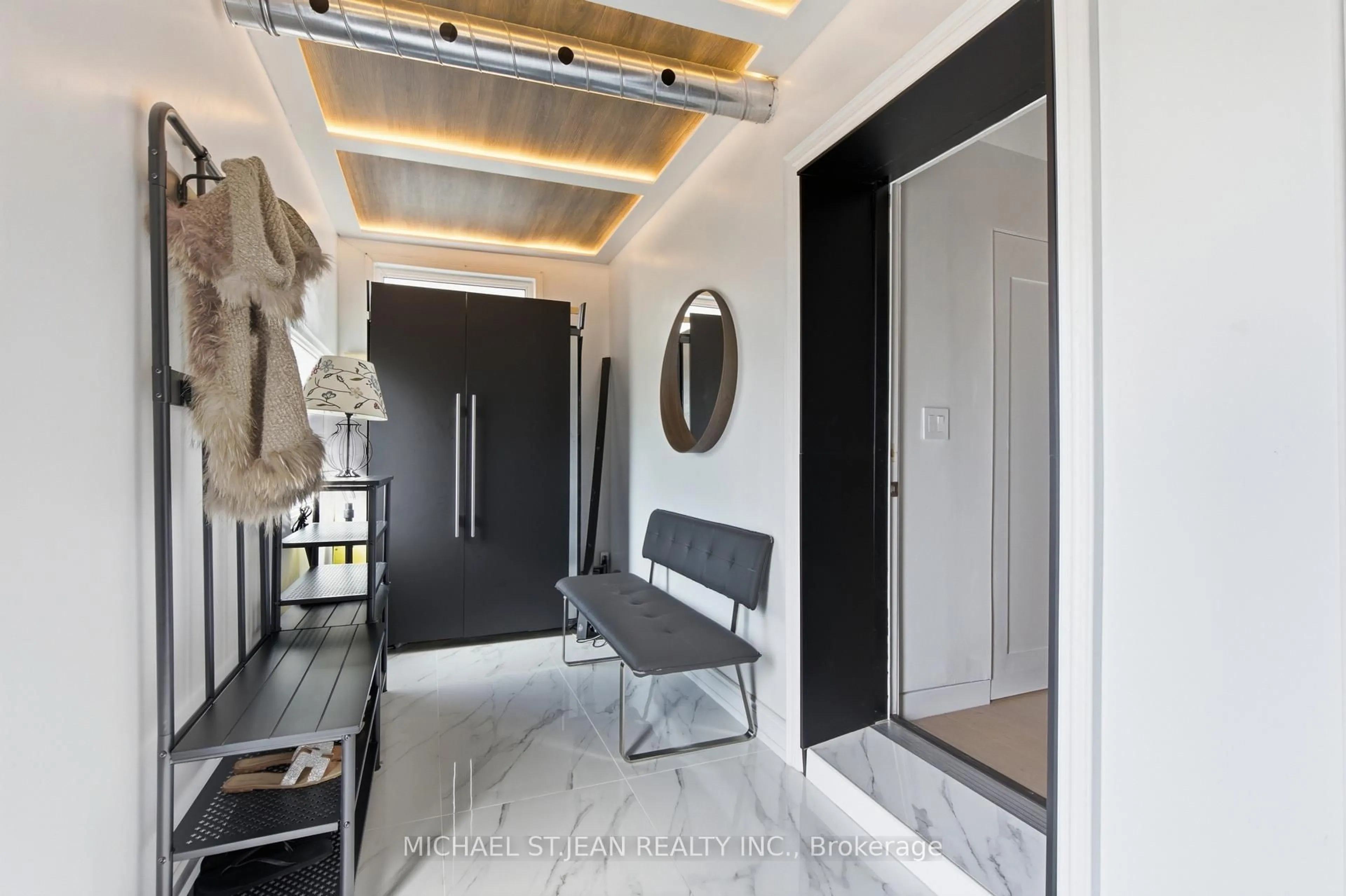 Indoor entryway for 19 Grove St, Hamilton Ontario L8N 1P4