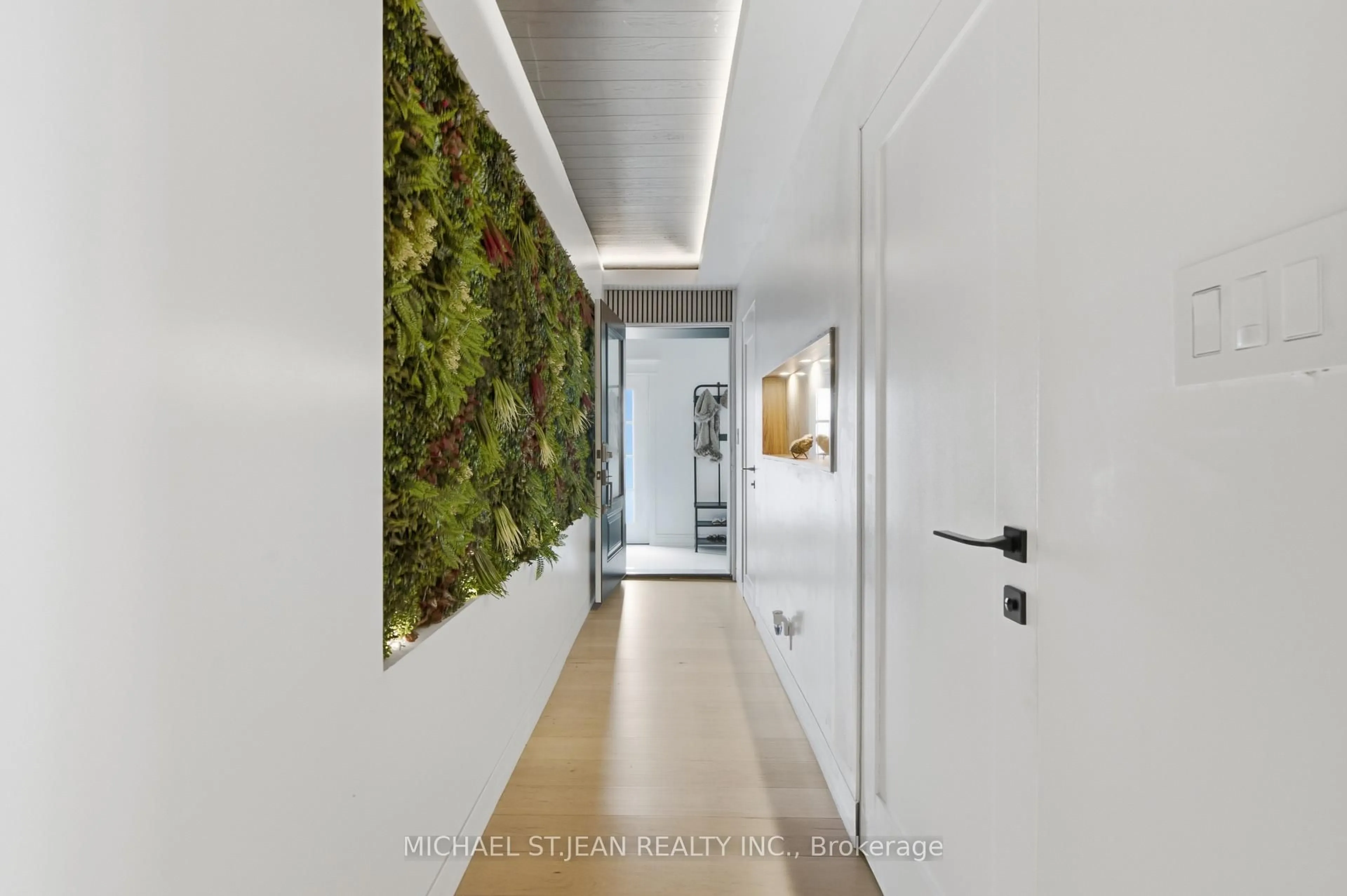 Indoor entryway for 19 Grove St, Hamilton Ontario L8N 1P4