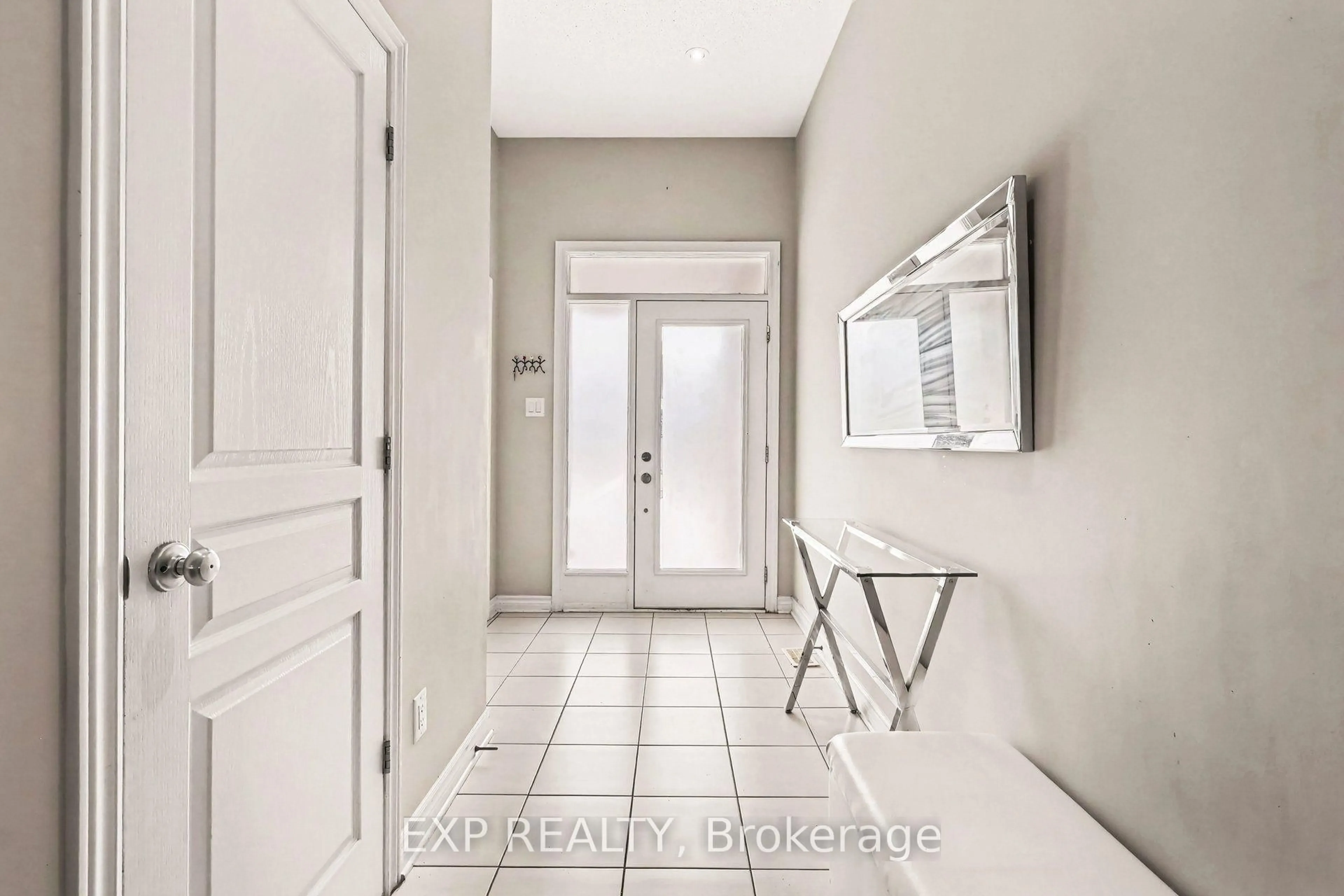 Indoor entryway for 253 Shinleaf Cres, Ottawa Ontario K1W 0J2