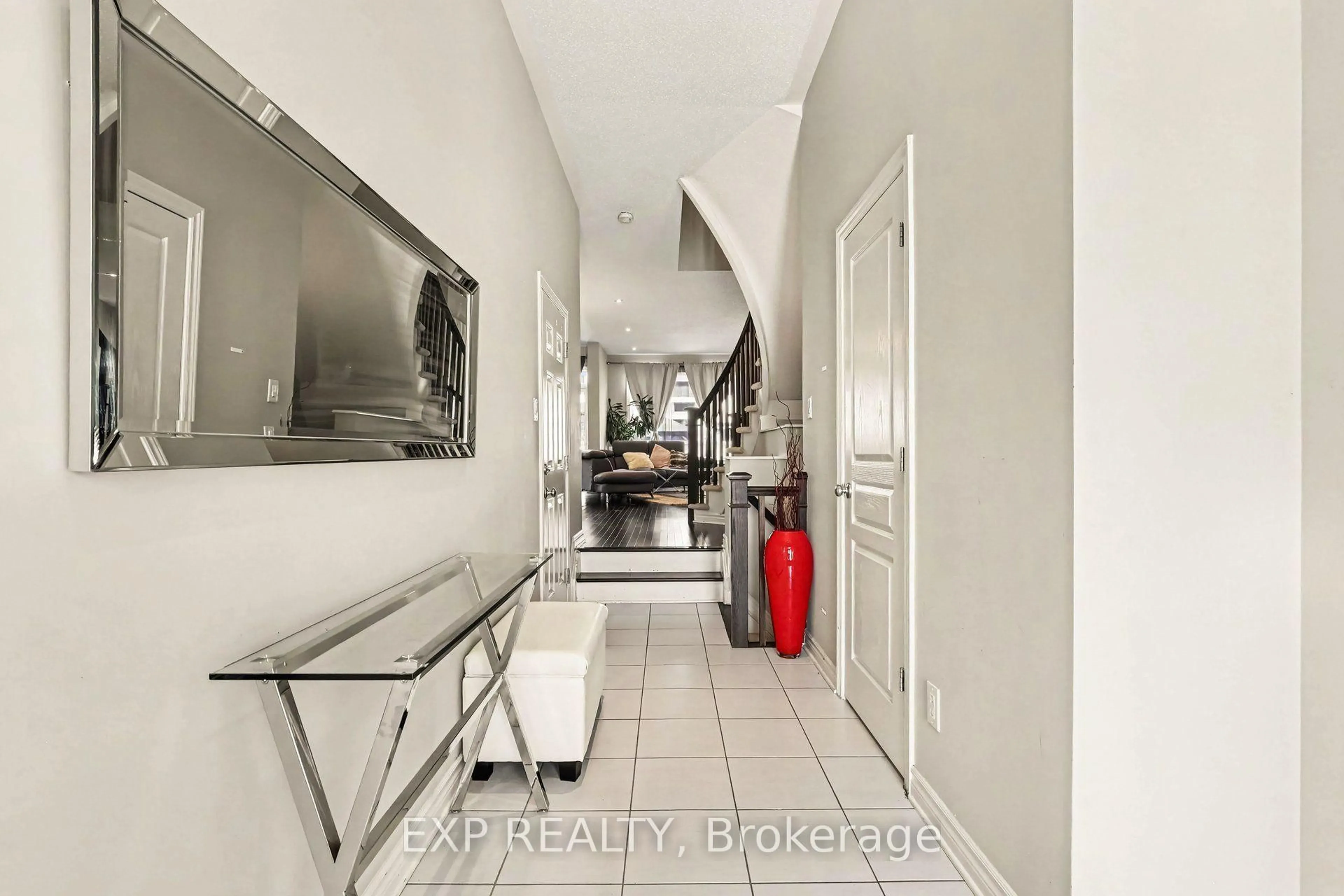 Indoor entryway for 253 Shinleaf Cres, Ottawa Ontario K1W 0J2
