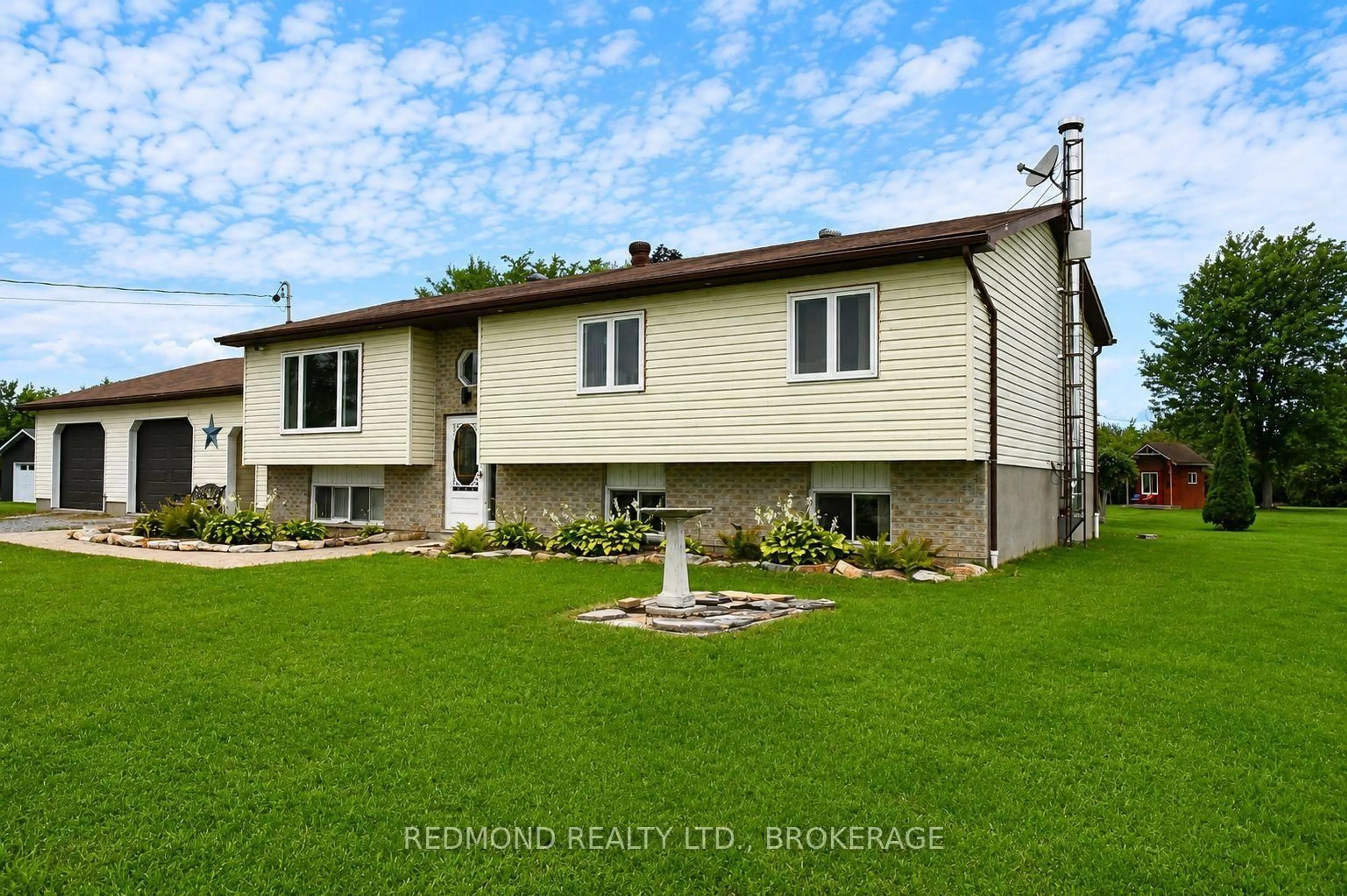 Home with vinyl exterior material, building for 1991 Eden Grove Rd, Front of Leeds & Seeleys Bay Ontario K7G 2V4