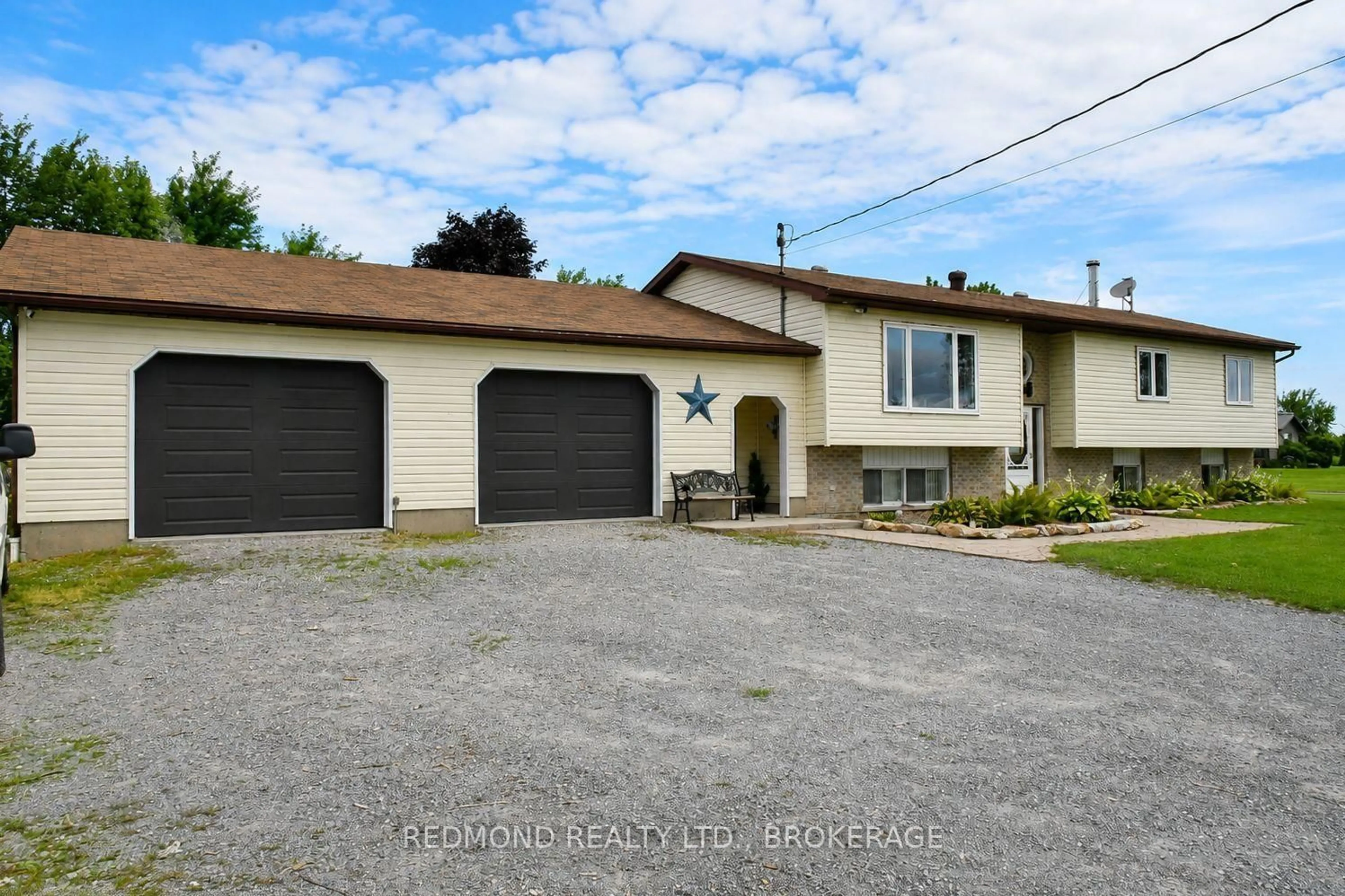 A pic from outside/outdoor area/front of a property/back of a property/a pic from drone, street for 1991 Eden Grove Rd, Front of Leeds & Seeleys Bay Ontario K7G 2V4