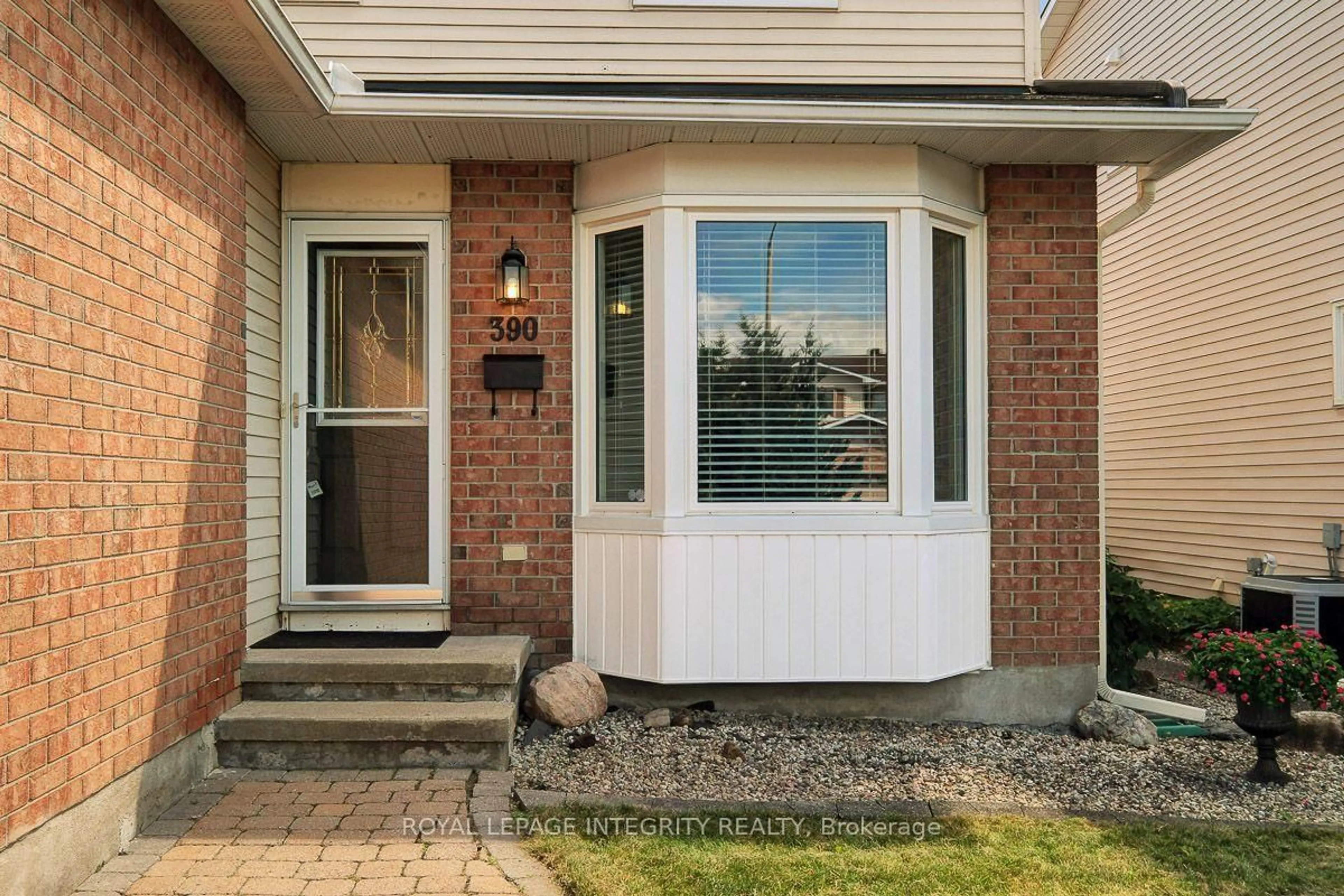 Indoor entryway for 390 Oaklawn Cres, Orleans Ontario K4A 3J3
