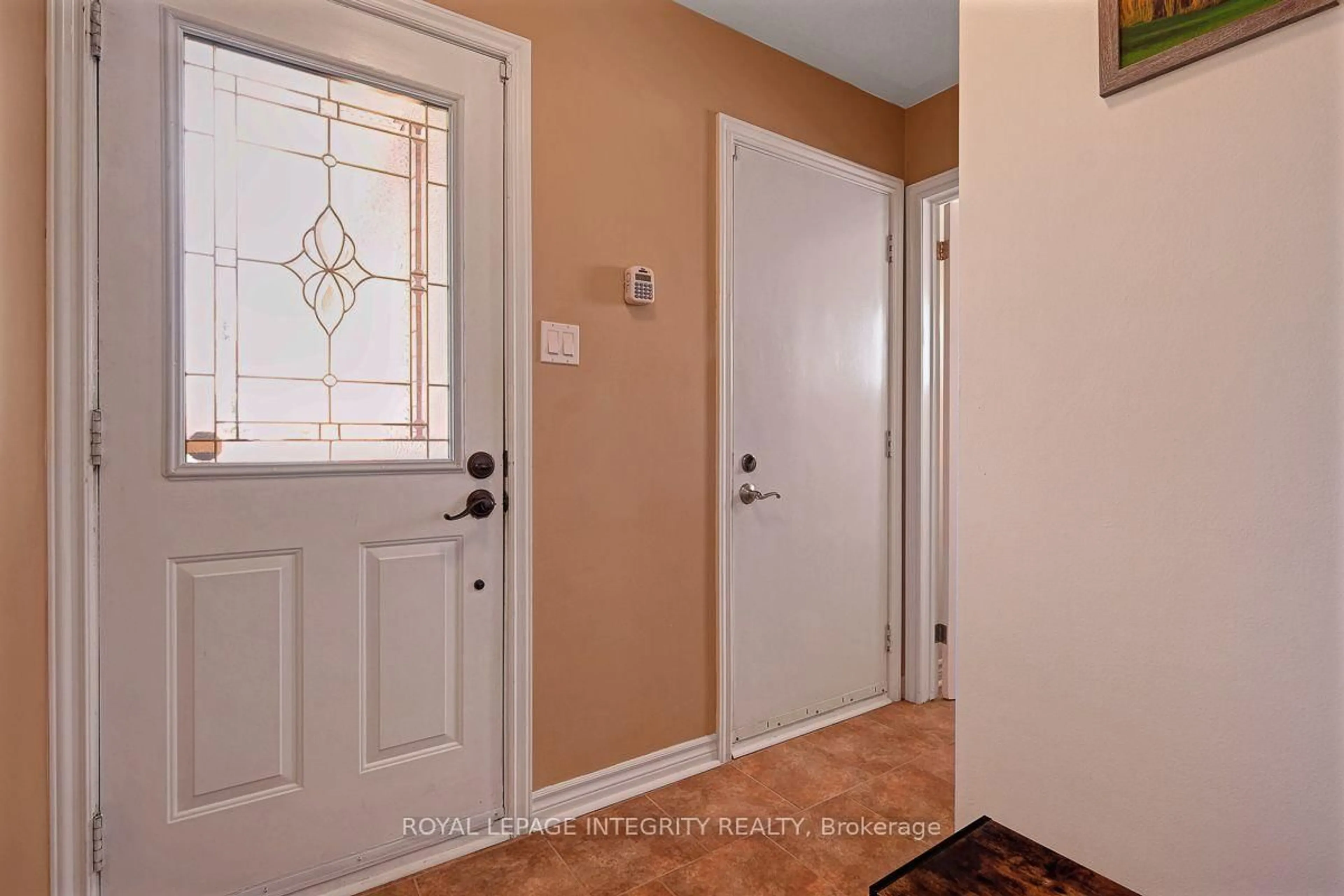 Indoor entryway for 390 Oaklawn Cres, Orleans Ontario K4A 3J3