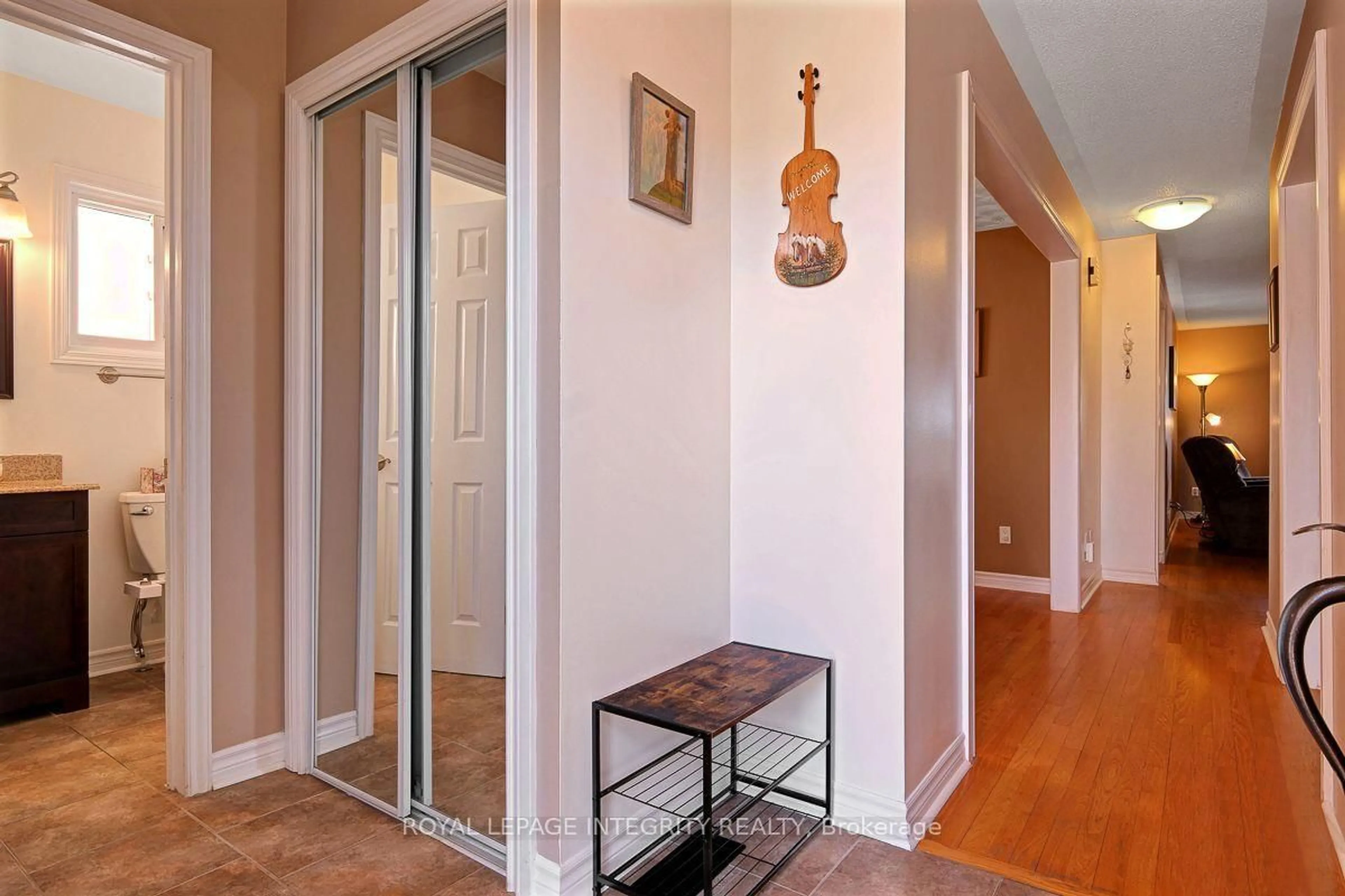 Indoor entryway for 390 Oaklawn Cres, Orleans Ontario K4A 3J3