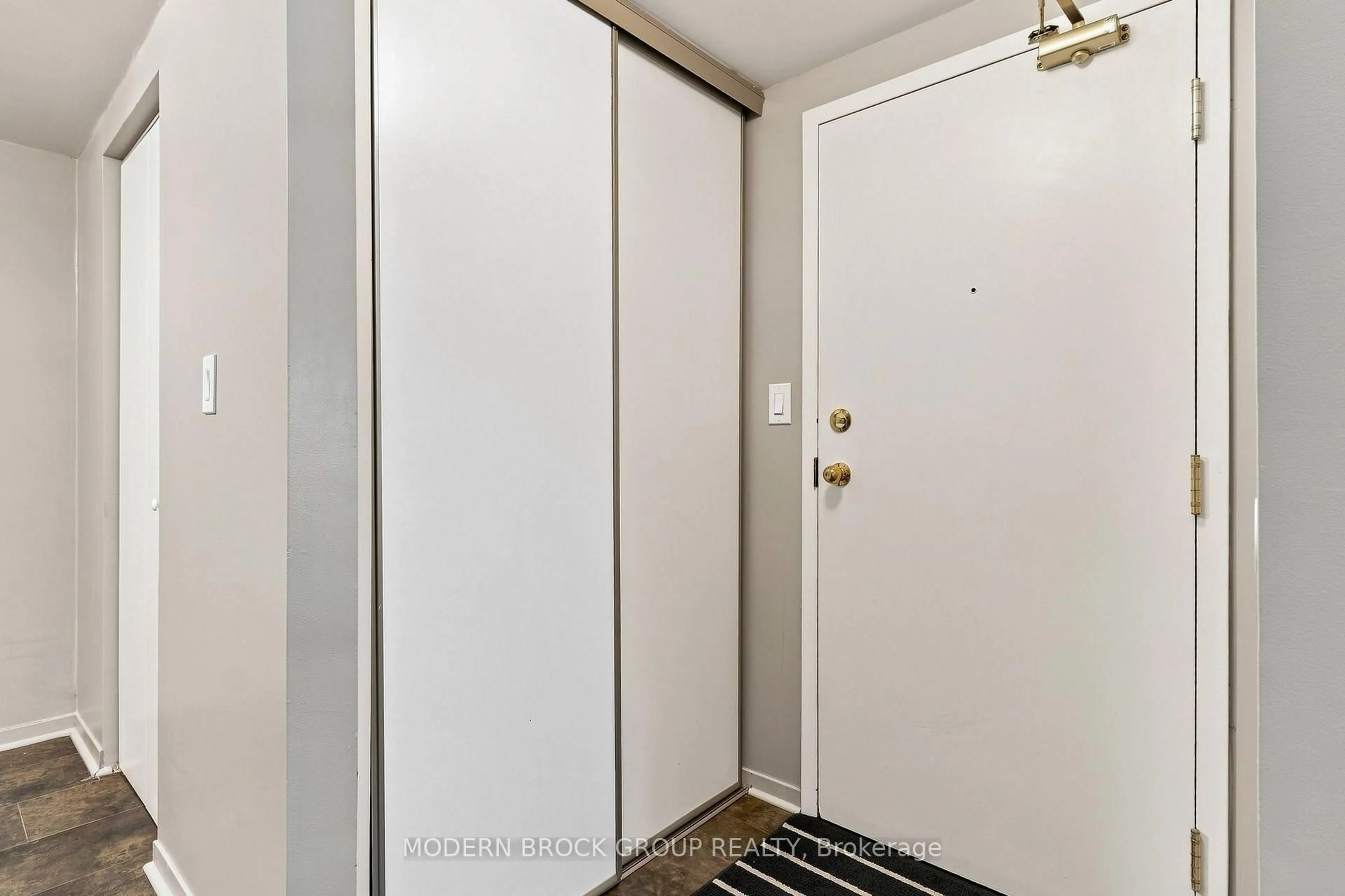 Indoor entryway for 274 Ormond St #201, Brockville Ontario K6V 6Z7