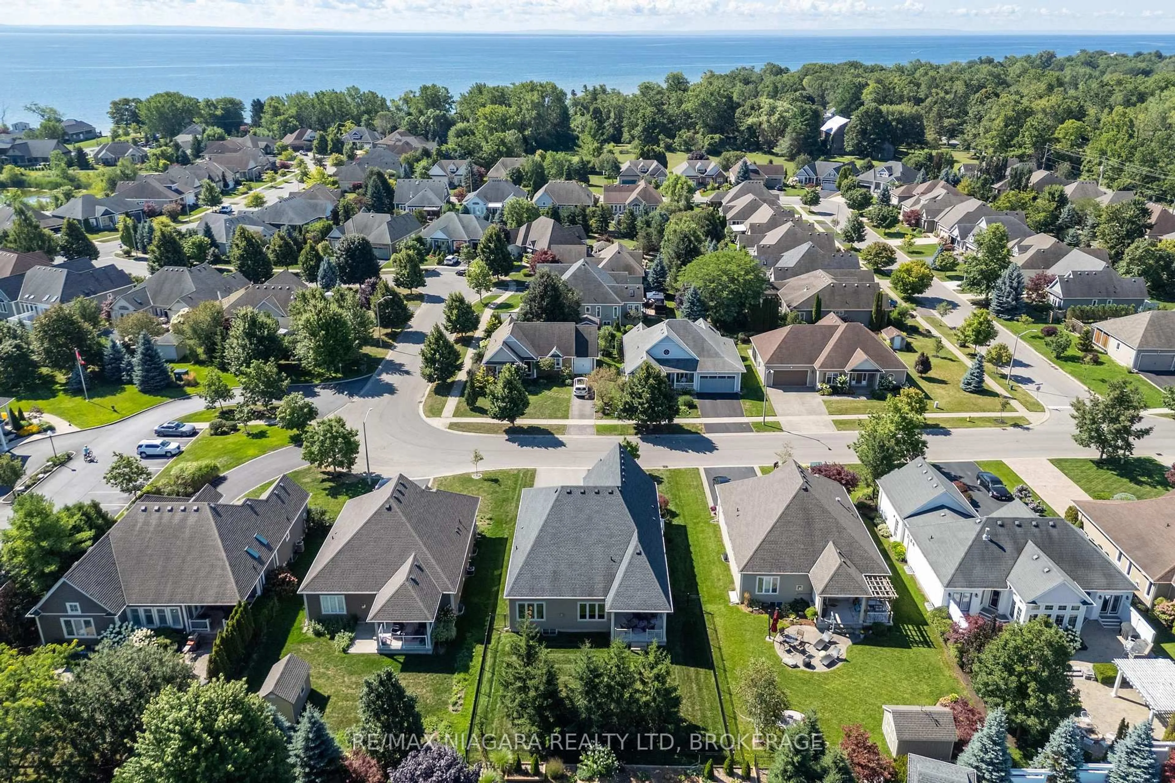 A pic from outside/outdoor area/front of a property/back of a property/a pic from drone, street for 3562 Algonquin Dr, Fort Erie Ontario L0S 1N0