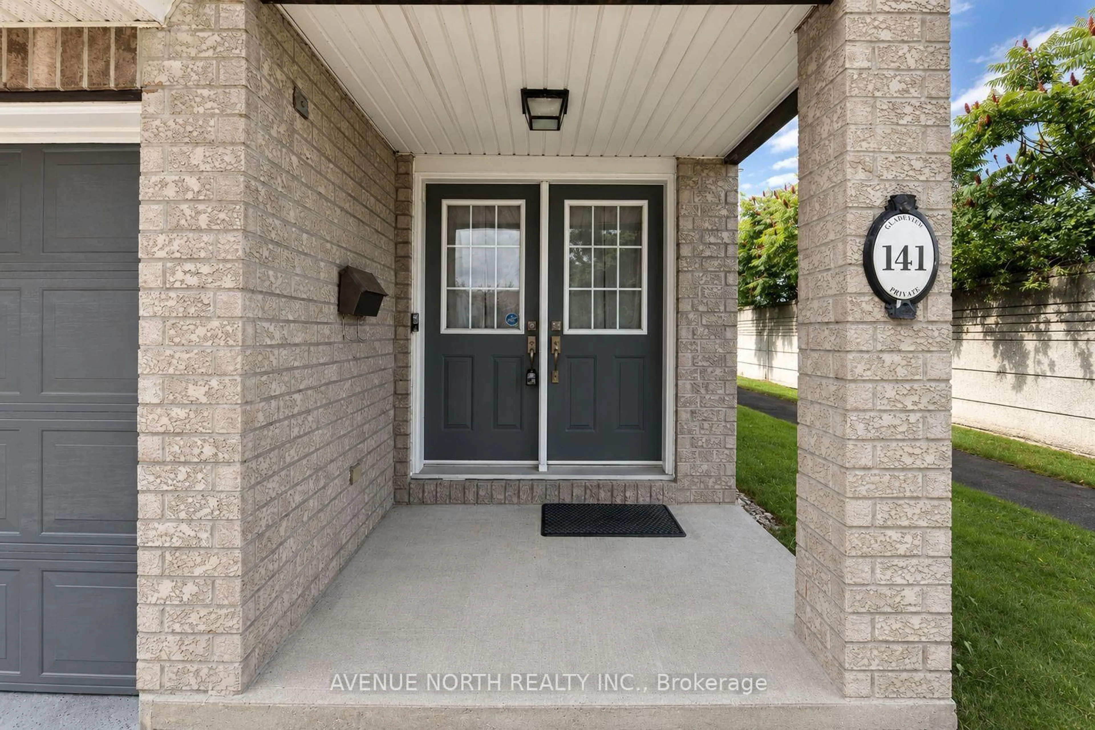 Indoor entryway for 141 GLADEVIEW Private, Ottawa Ontario K1T 4C4