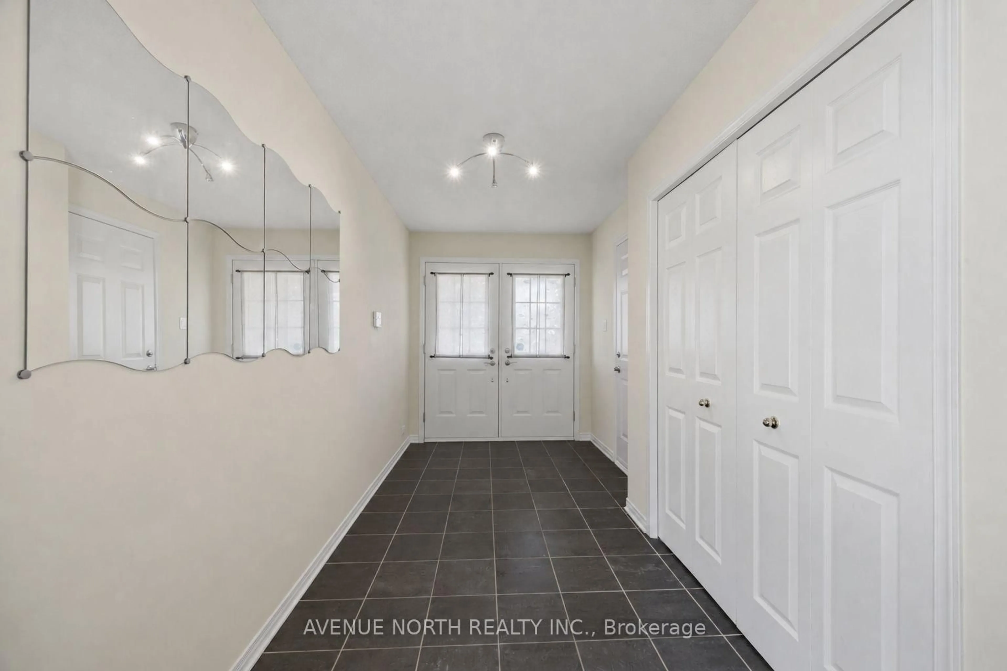 Indoor entryway for 141 GLADEVIEW Private, Ottawa Ontario K1T 4C4