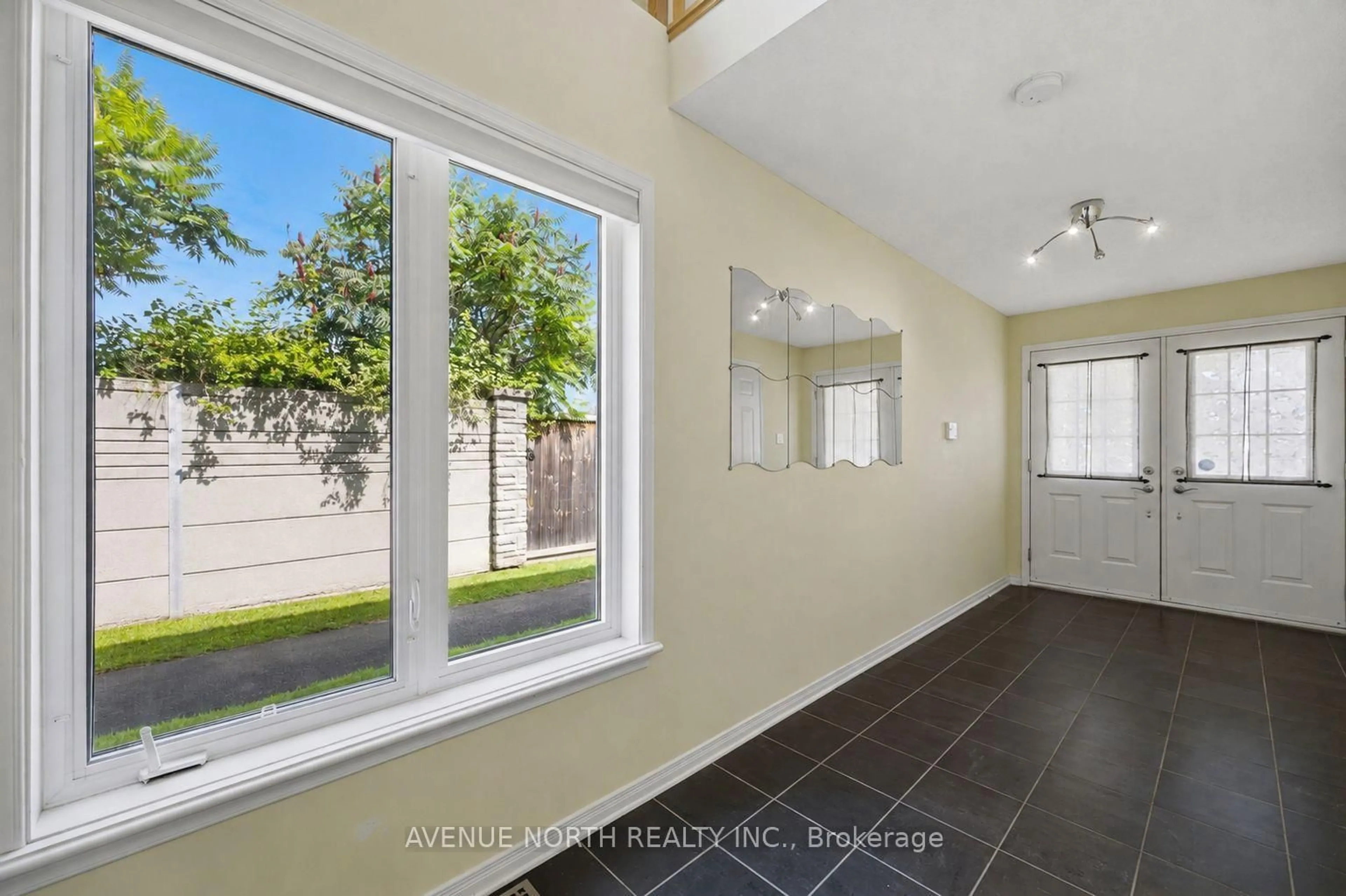 Indoor entryway for 141 GLADEVIEW Private, Ottawa Ontario K1T 4C4