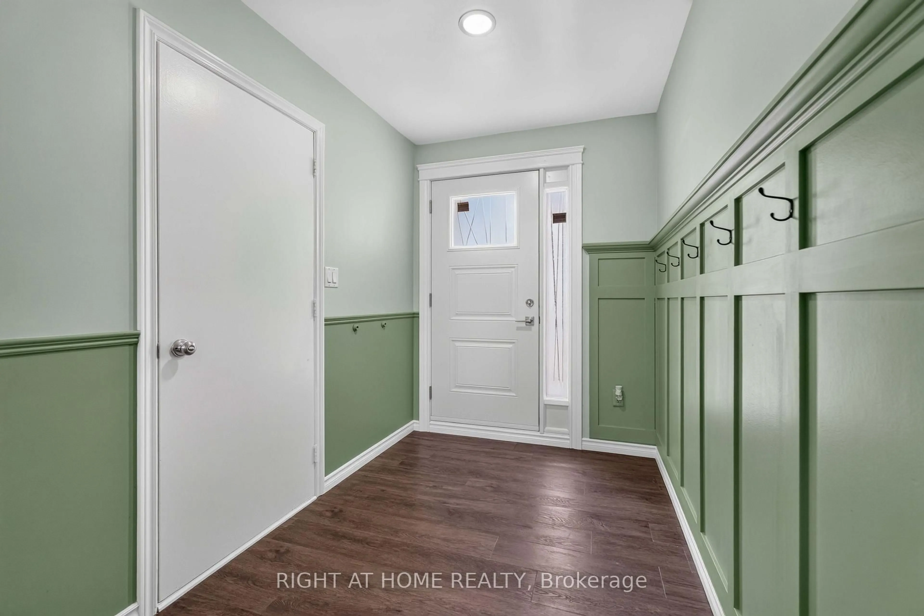 Indoor entryway for 66 Summercrest Dr #3, Hamilton Ontario L8K 6M6