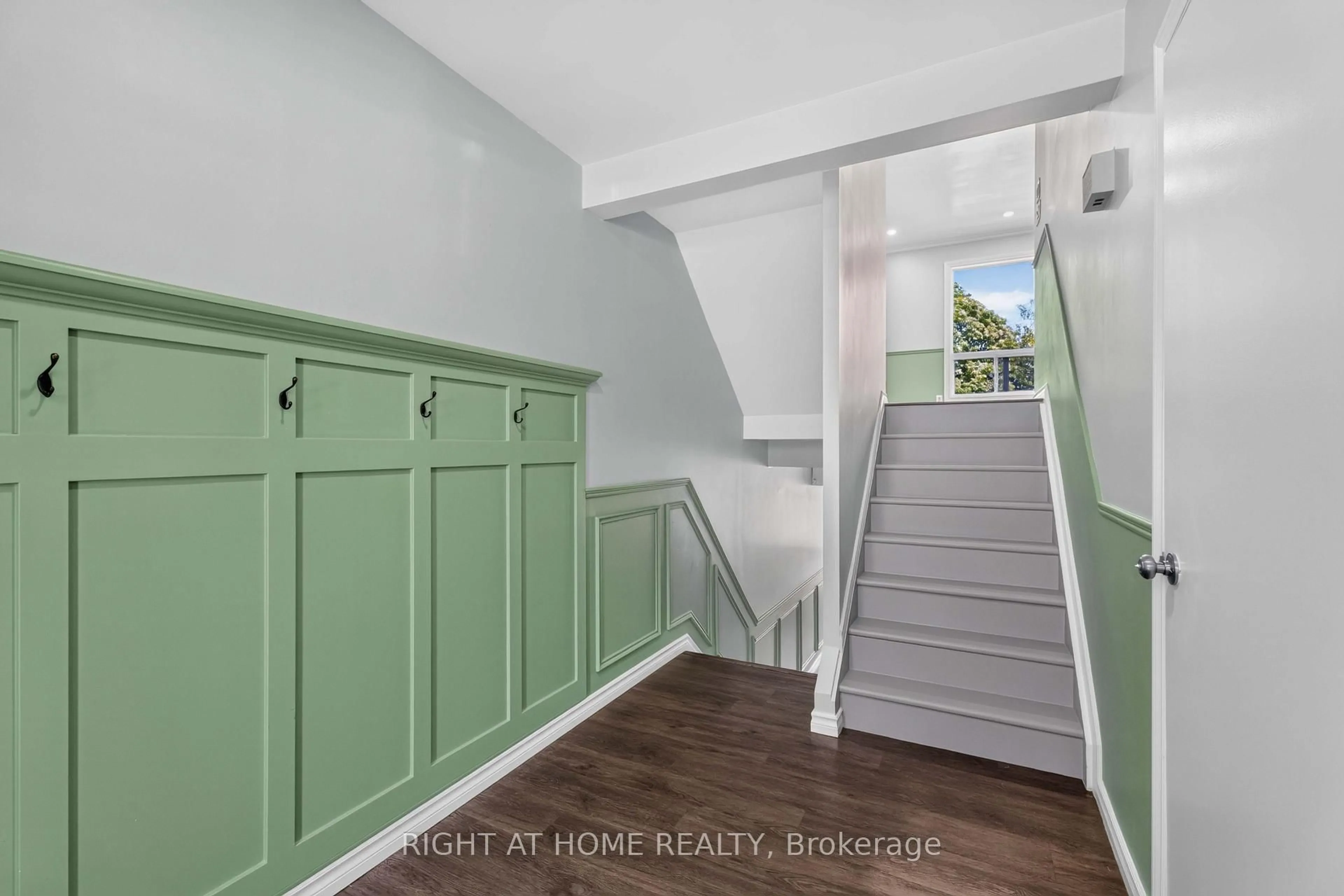 Indoor entryway for 66 Summercrest Dr #3, Hamilton Ontario L8K 6M6