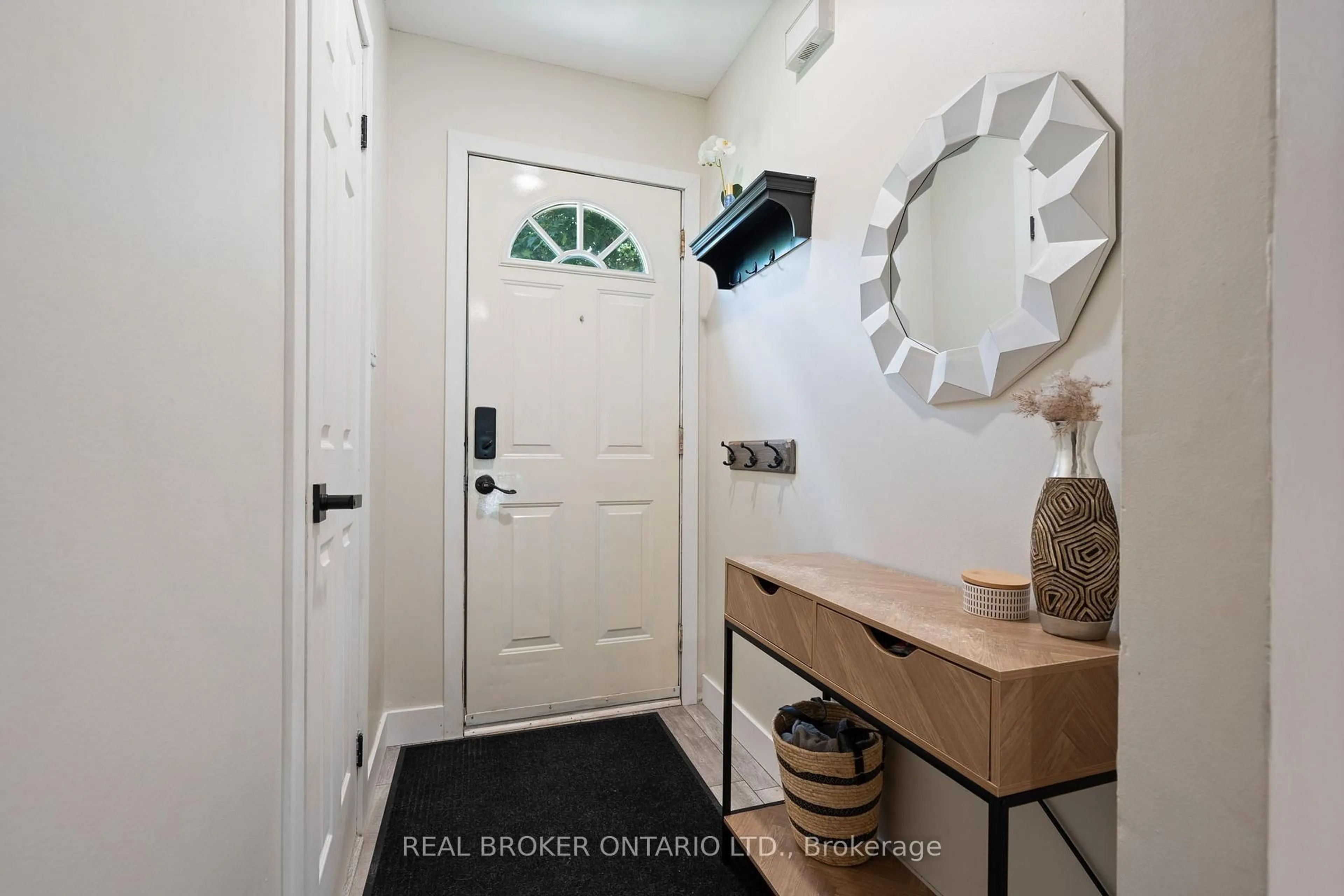 Indoor entryway for 149 Brantwood Park Rd #D, Brantford Ontario N3P 1X9