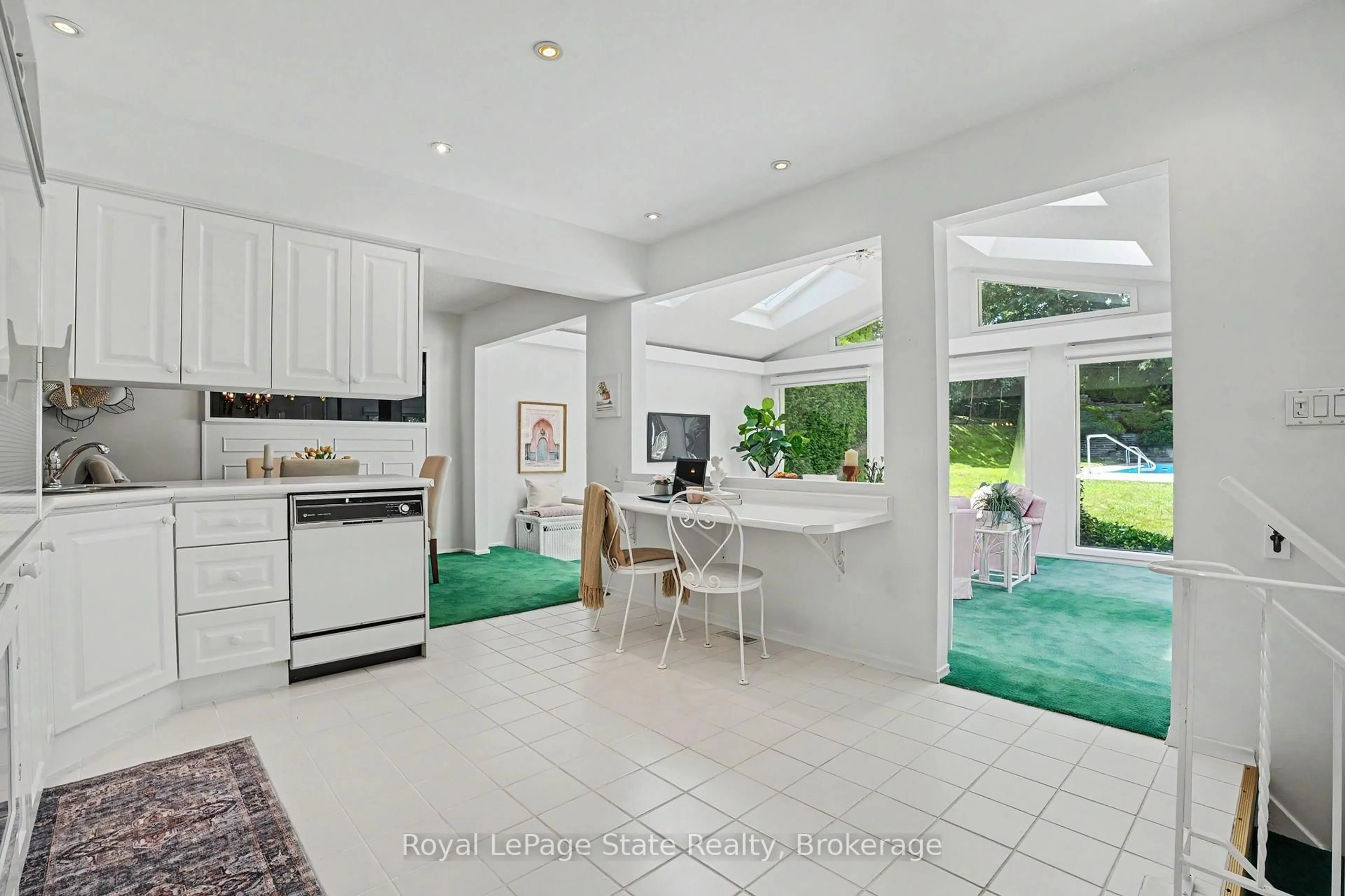 Open concept kitchen, ceramic/tile floor for 18 Battlefield Dr, Hamilton Ontario L8G 1T7