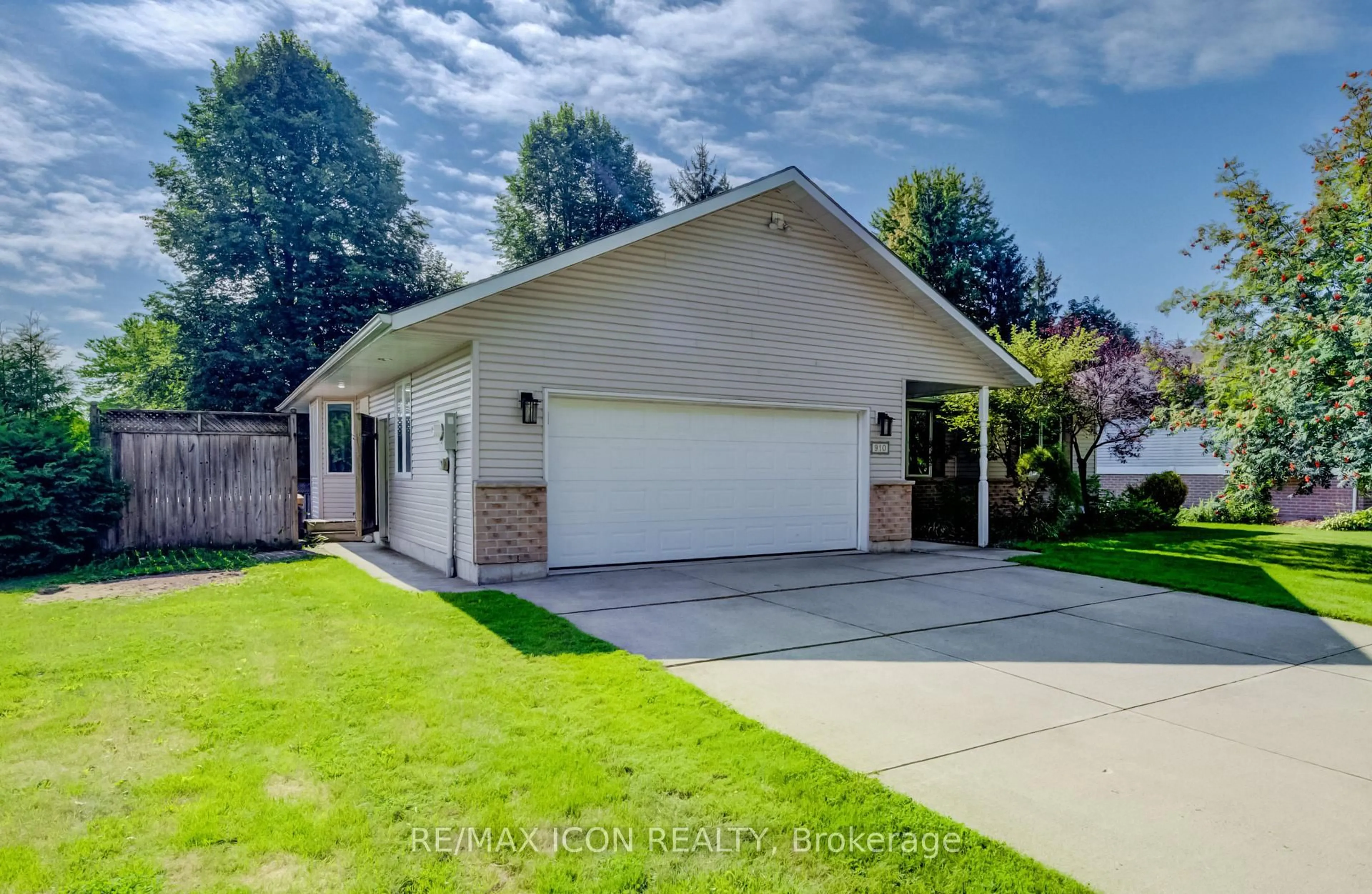 Indoor garage for 910 Walton Ave, North Perth Ontario N4W 3R9