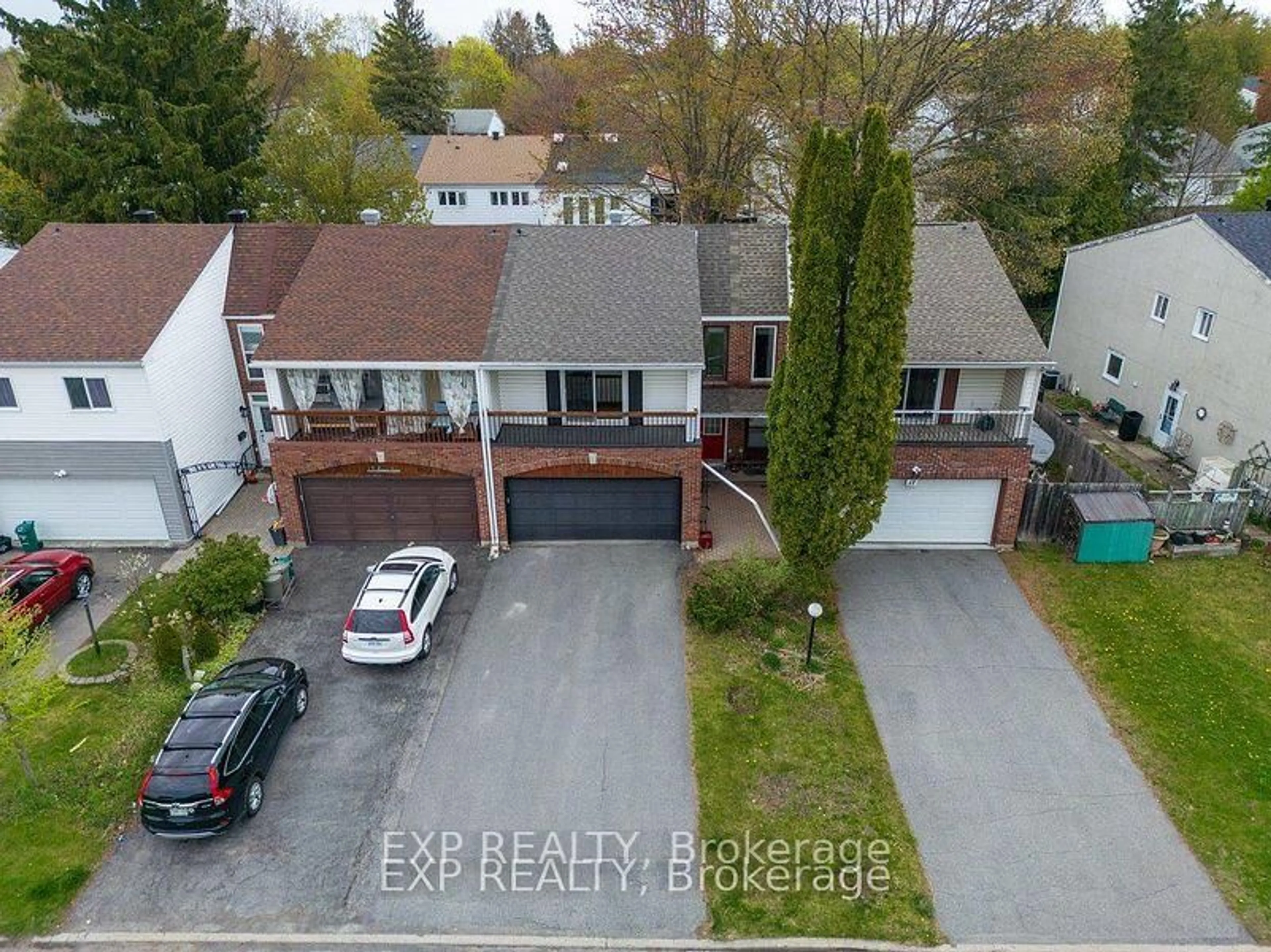A pic from outside/outdoor area/front of a property/back of a property/a pic from drone, street for 15 JANSEN Rd, Ottawa Ontario K2H 5W6