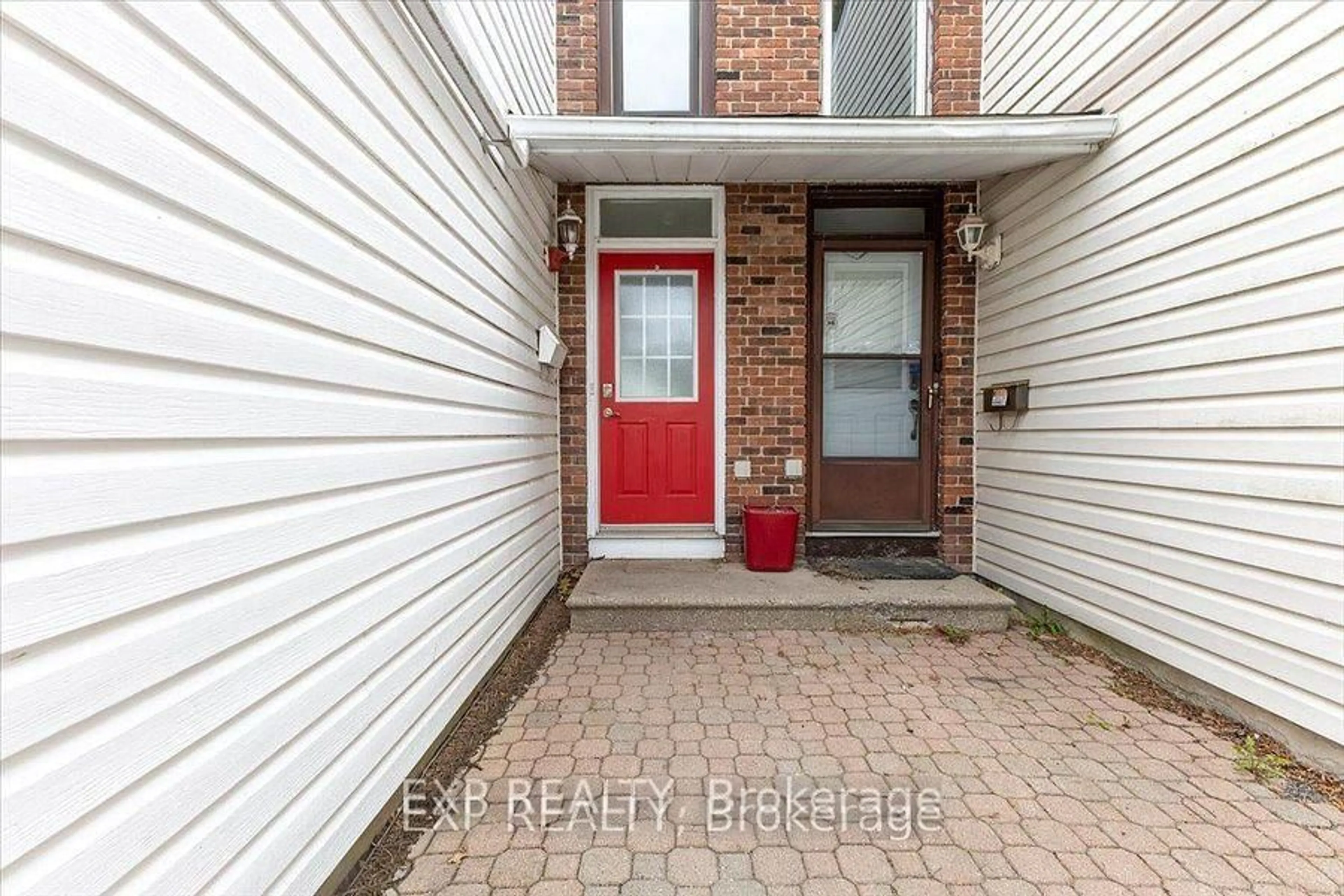 Indoor entryway for 15 JANSEN Rd, Ottawa Ontario K2H 5W6