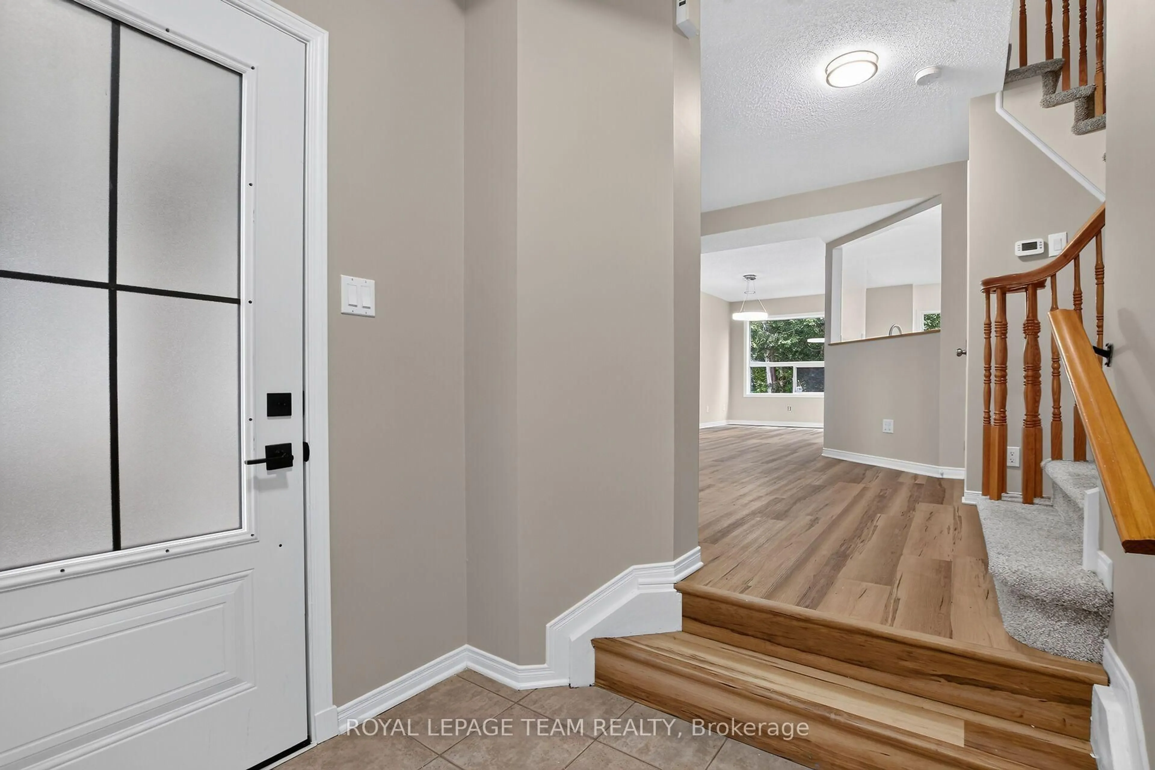 Indoor entryway for 28 Cohen Ave, Kanata Ontario K2L 4E9