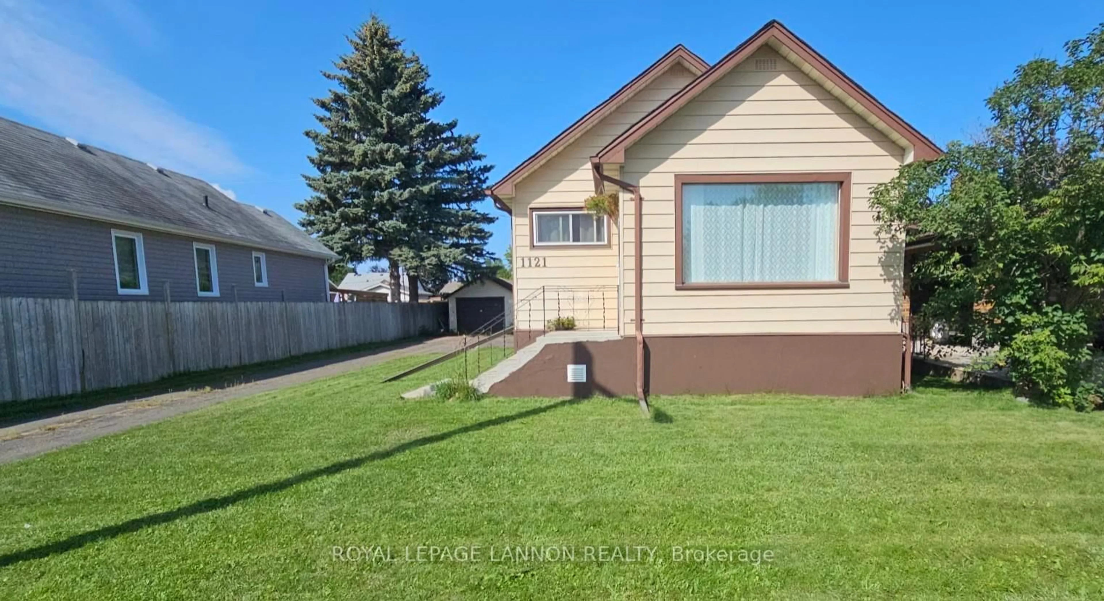 Home with vinyl exterior material, street for 1121 Centre Ave, Thunder Bay Ontario P7E 2X6