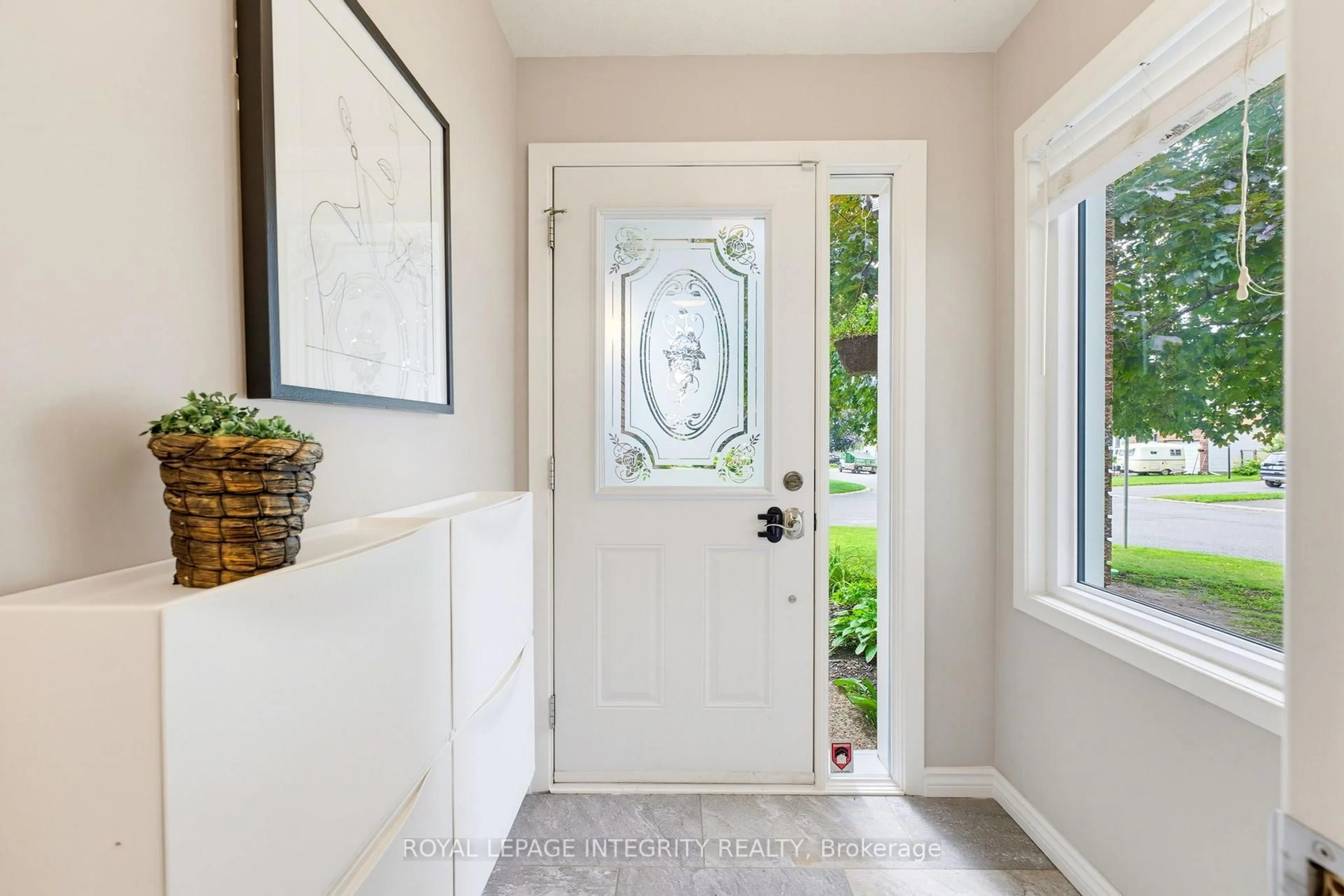 Indoor entryway for 39 Ready Way, Ottawa Ontario K2J 2R7