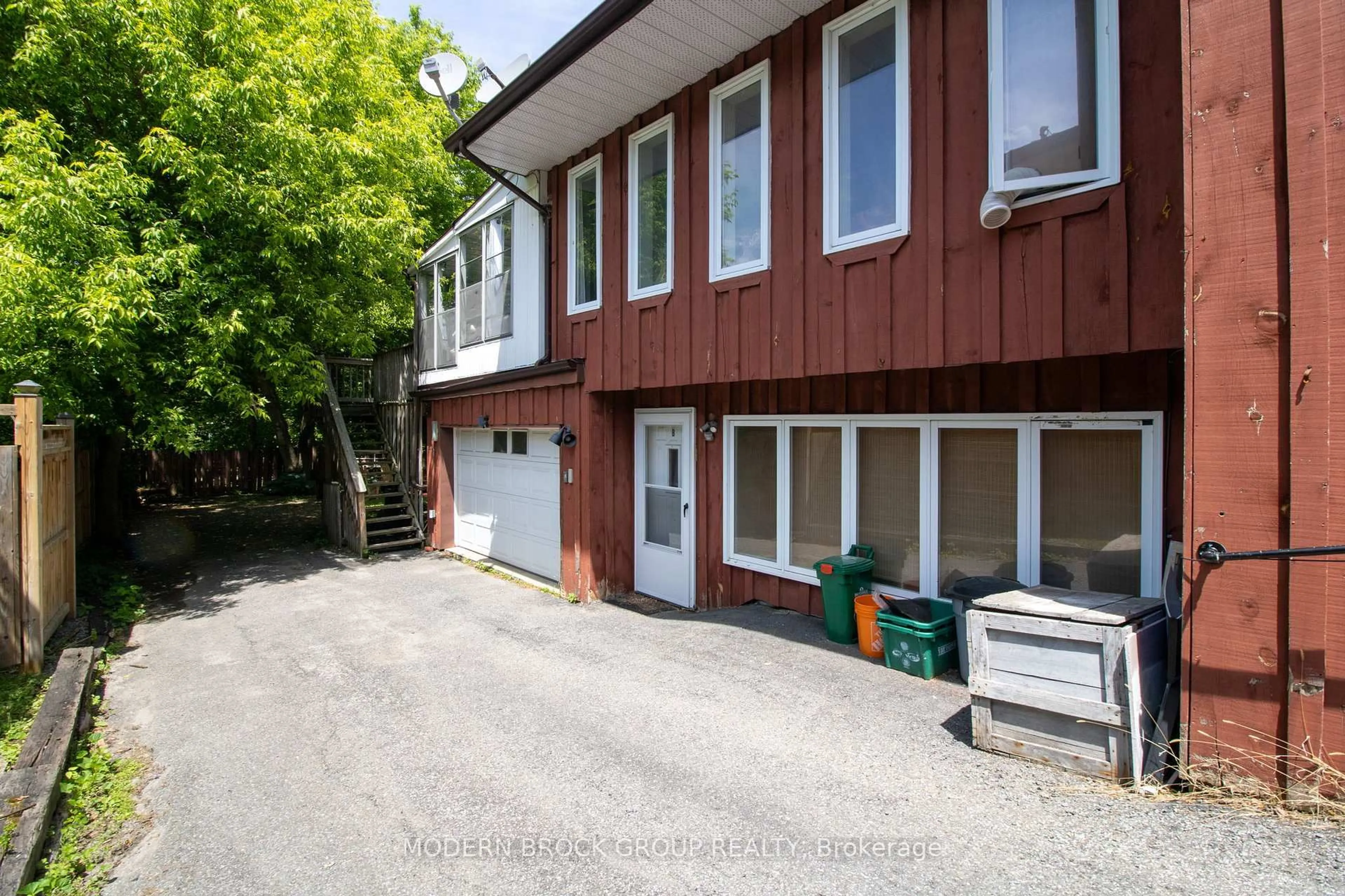 A pic from outside/outdoor area/front of a property/back of a property/a pic from drone, street for 322 King St, Brockville Ontario K6V 3S3