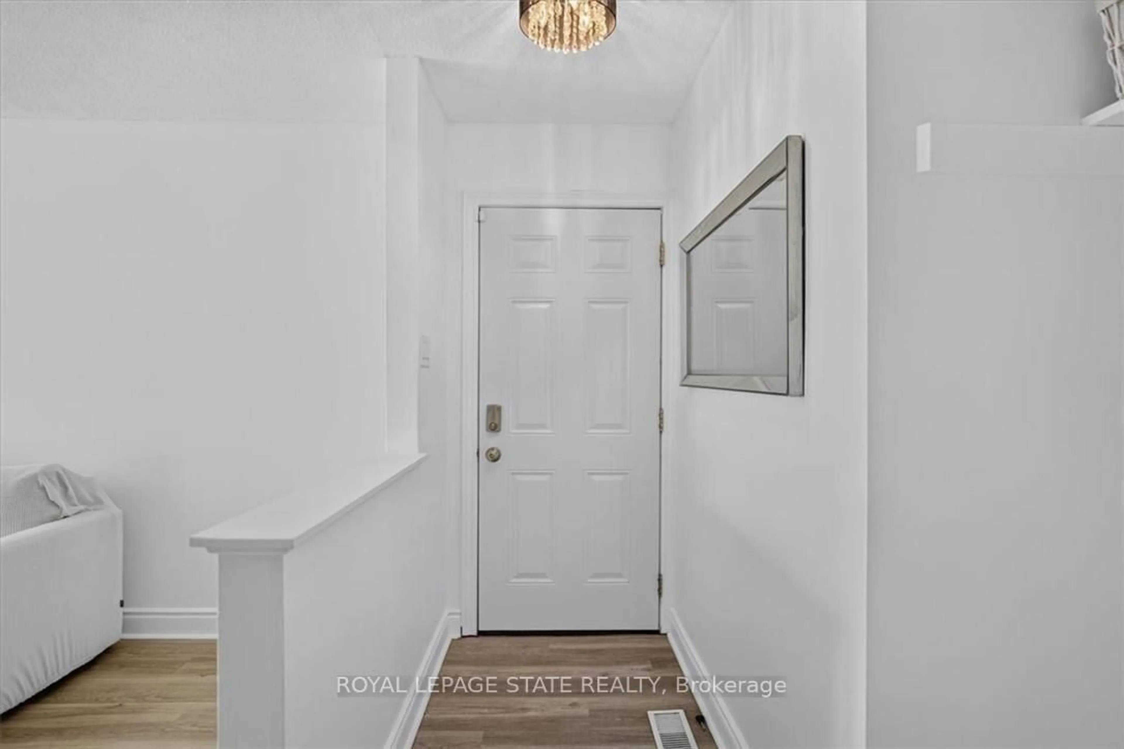 Indoor entryway for 27 Gretna Crt, Hamilton Ontario L9C 4V1
