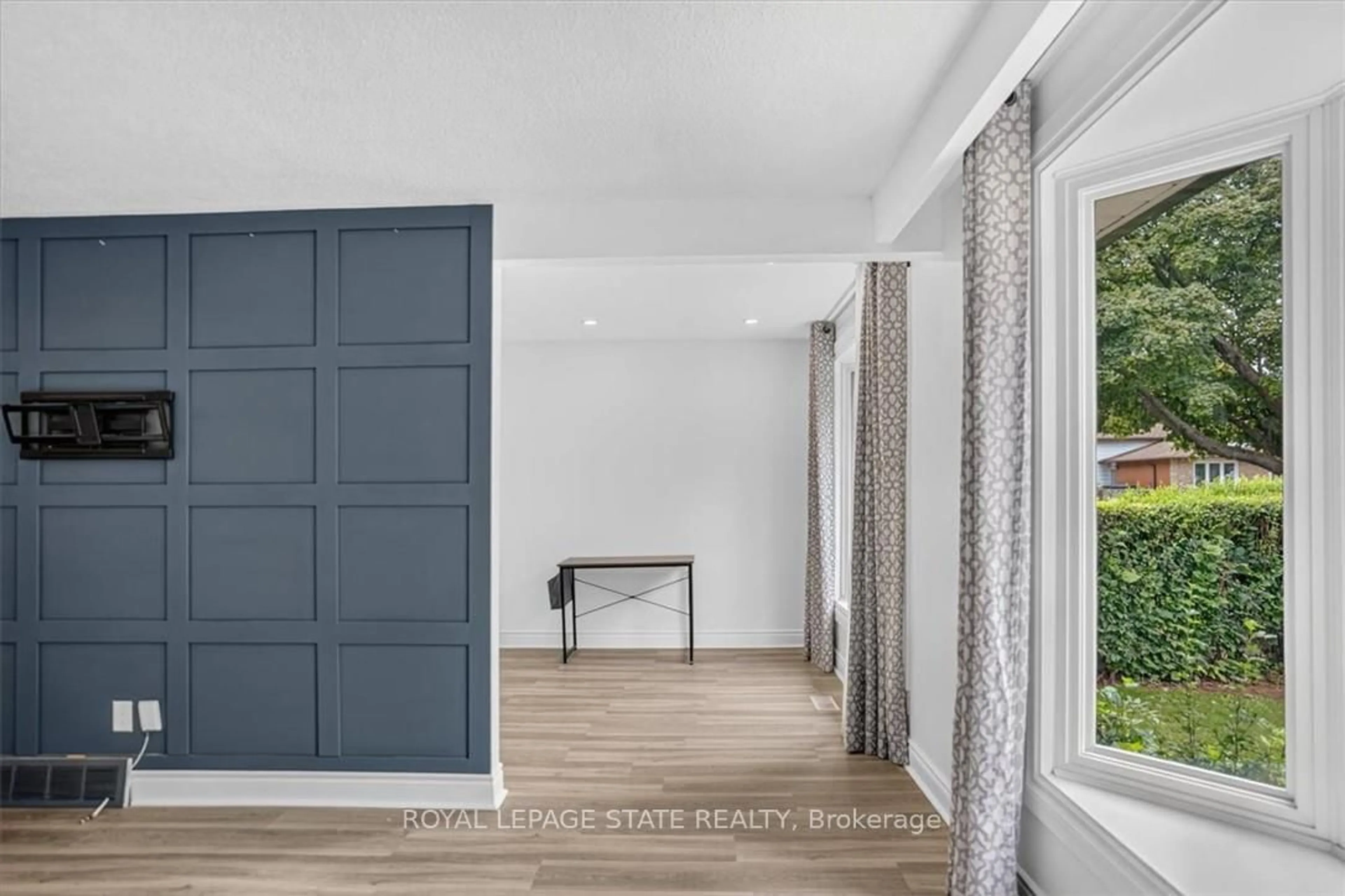 Indoor entryway for 27 Gretna Crt, Hamilton Ontario L9C 4V1