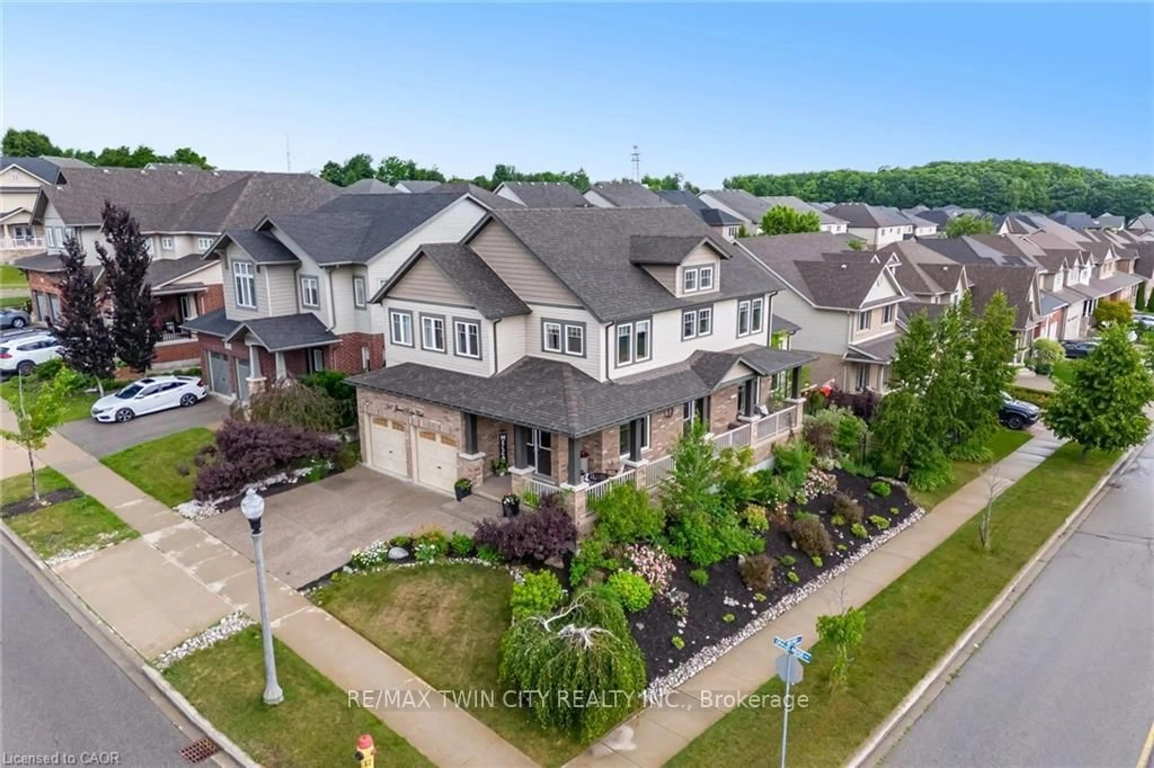 A pic from outside/outdoor area/front of a property/back of a property/a pic from drone, unknown for 387 Gravel Ridge Tr, Kitchener Ontario N2E 0B9