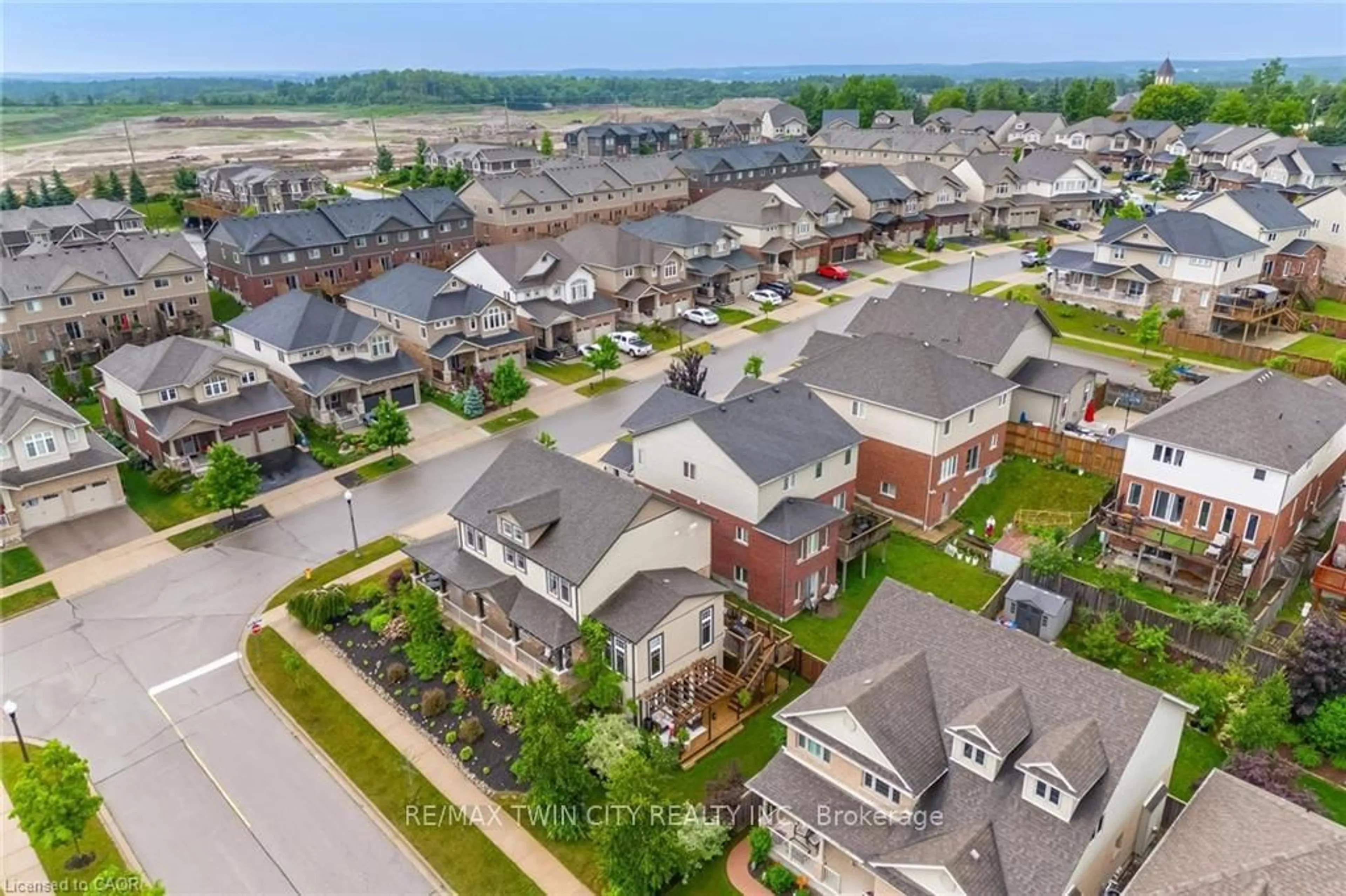 A pic from outside/outdoor area/front of a property/back of a property/a pic from drone, street for 387 Gravel Ridge Tr, Kitchener Ontario N2E 0B9