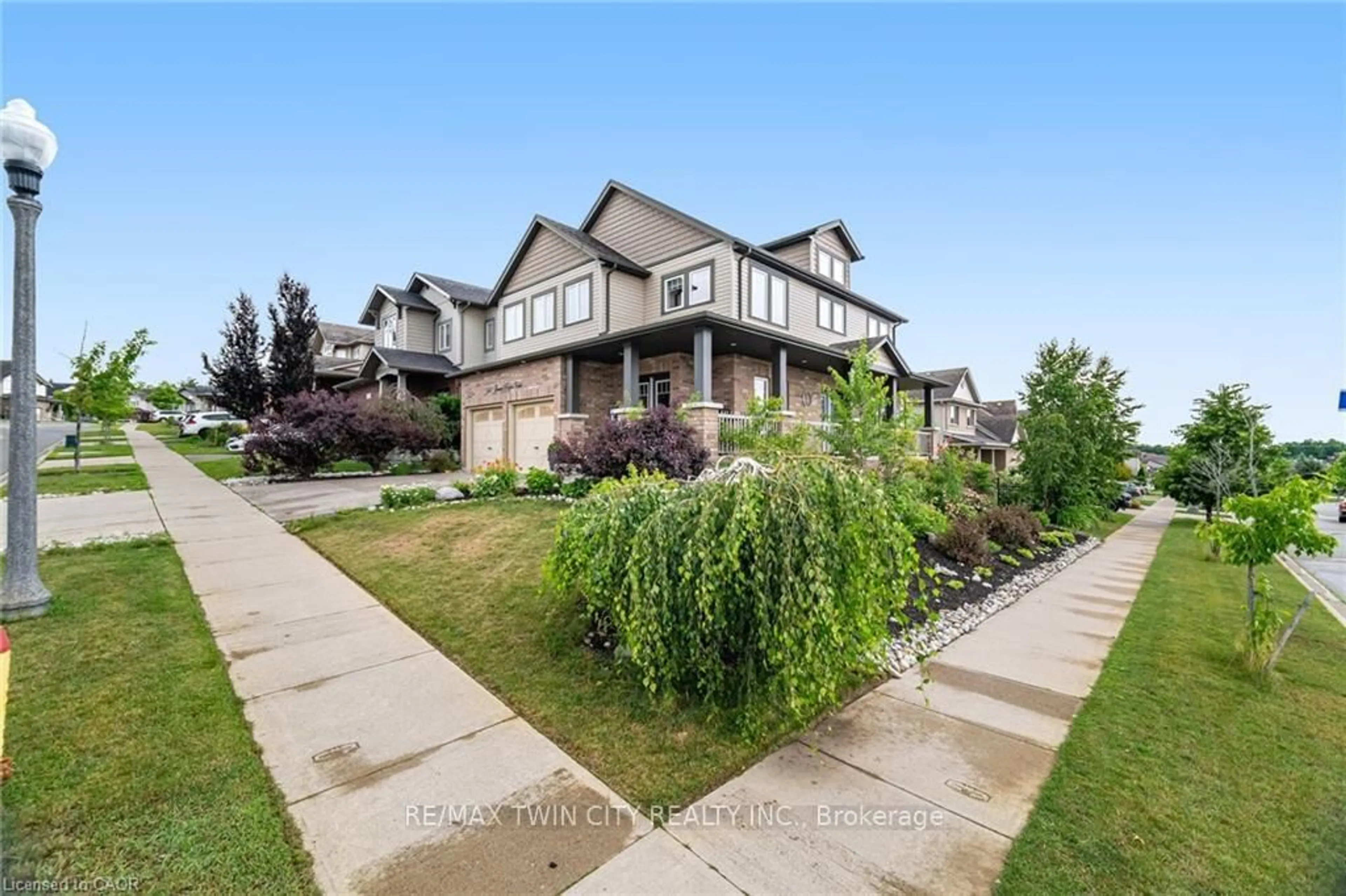 A pic from outside/outdoor area/front of a property/back of a property/a pic from drone, unknown for 387 Gravel Ridge Tr, Kitchener Ontario N2E 0B9