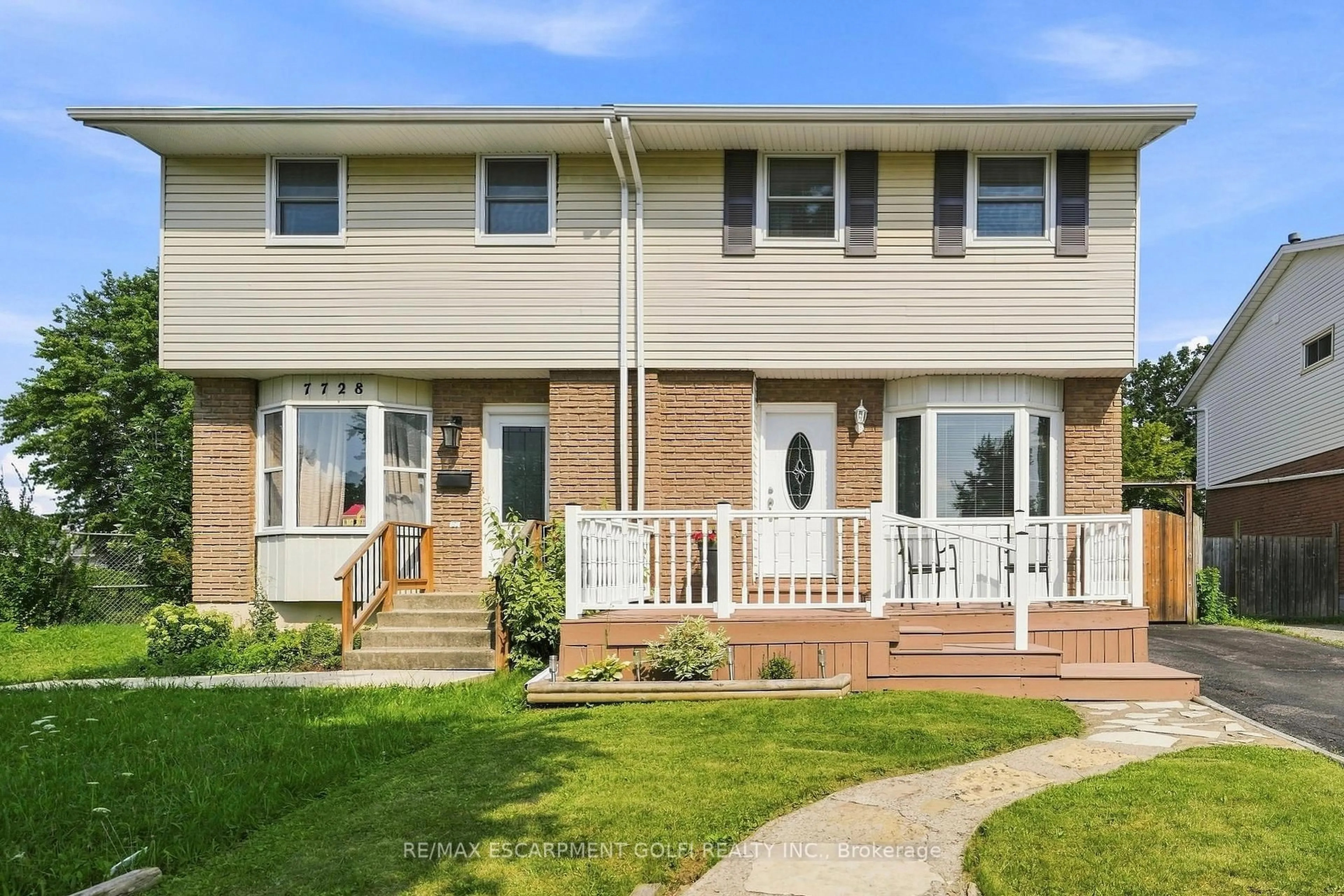 Home with vinyl exterior material, street for 7730 Jubilee Dr, Niagara Falls Ontario L2G 7J6